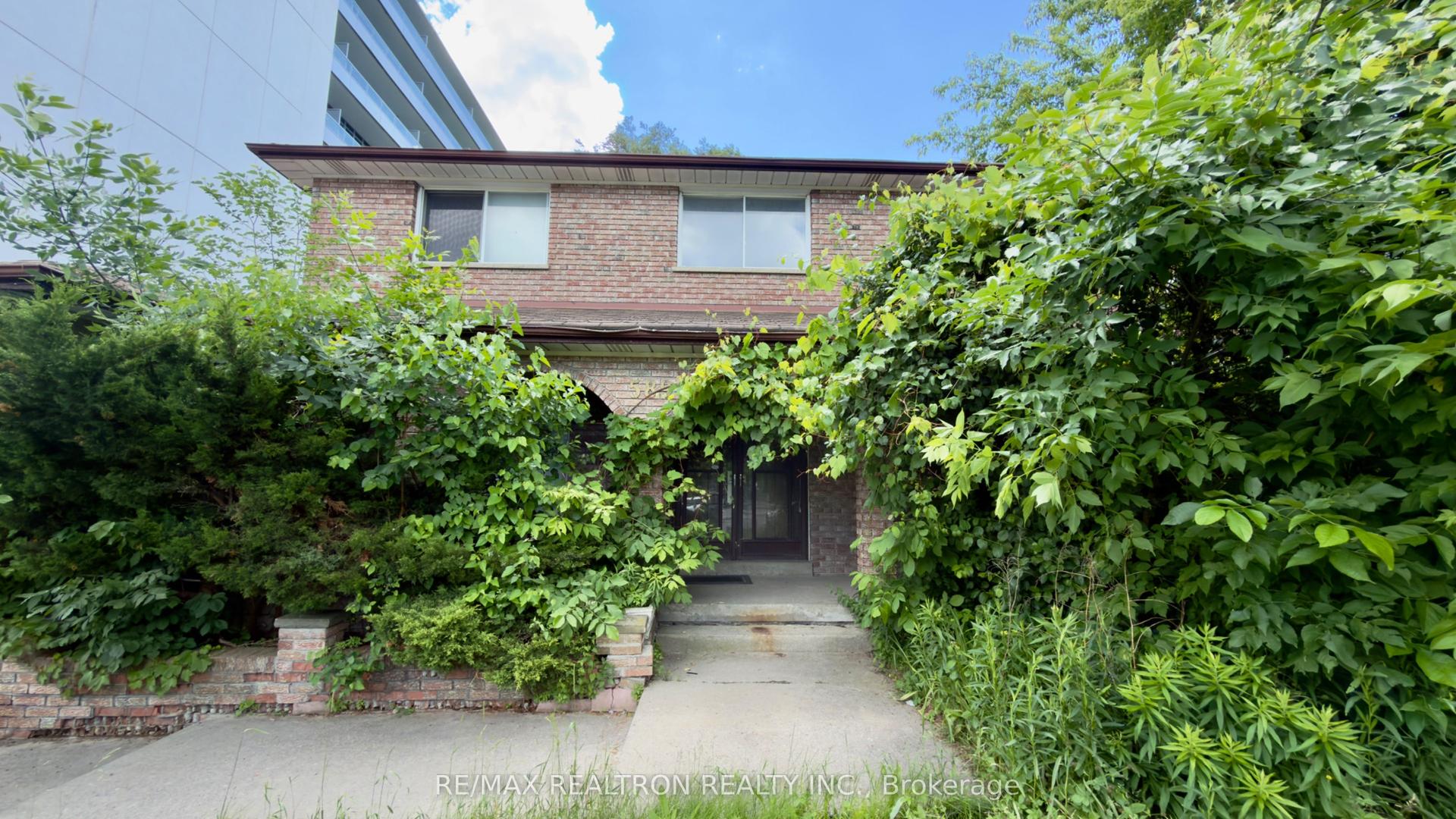 589 Sheppard Avenue E — photo 1