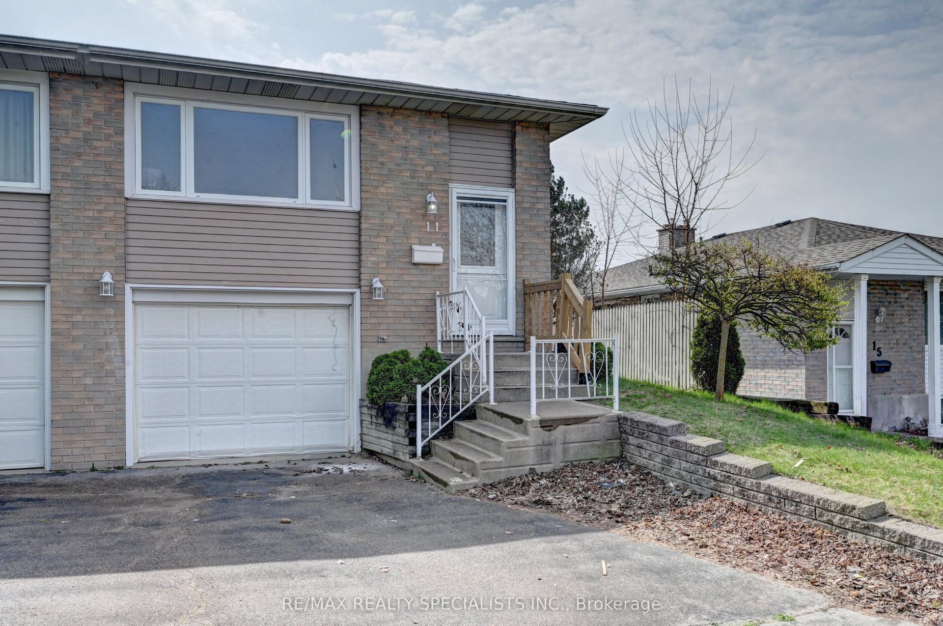 11 Dinison Crescent — photo 1