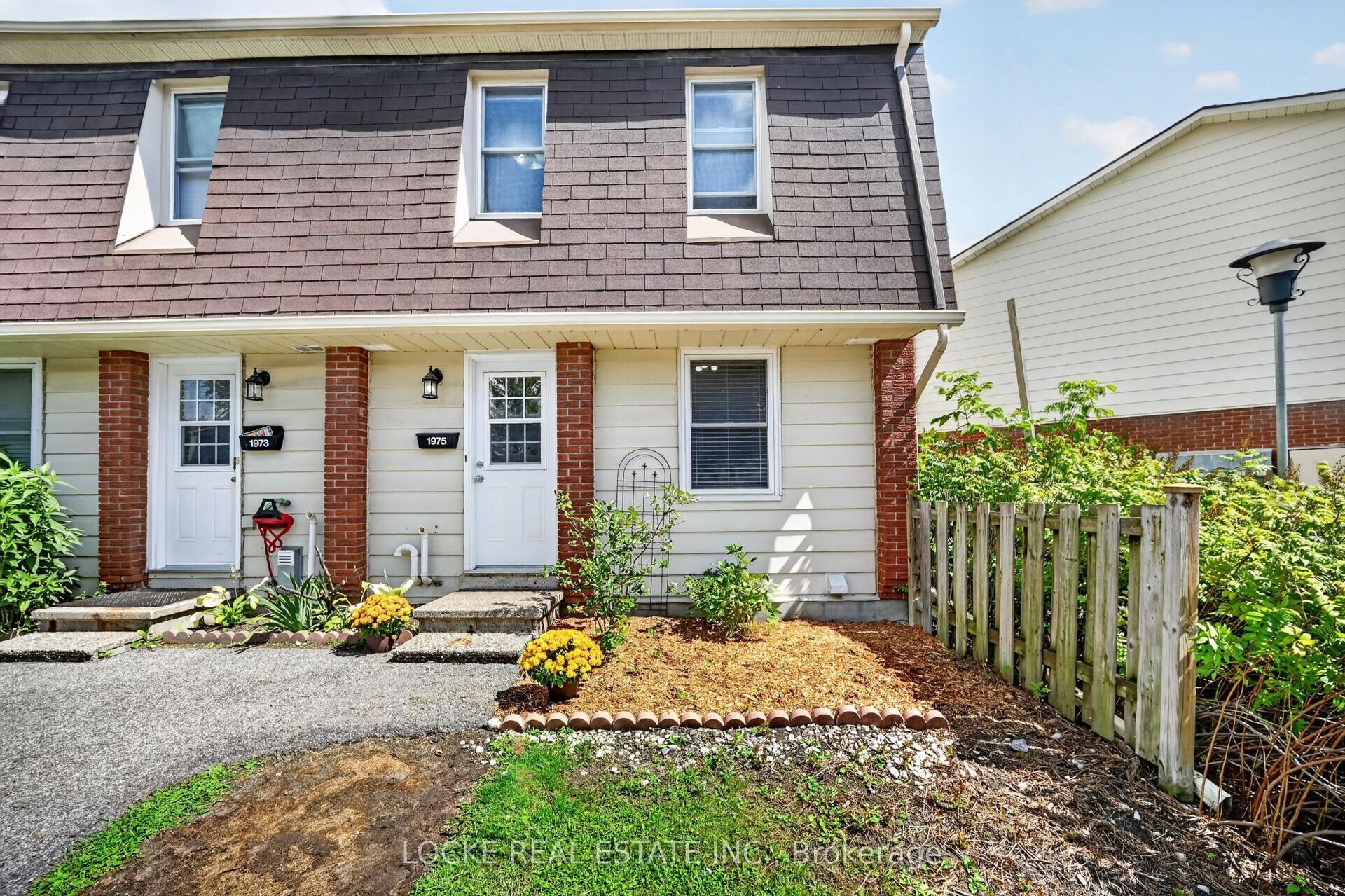 1975 Fairglen Mews 28 #28, Blackburn Hamlet — Condo Town for sale, photo 1