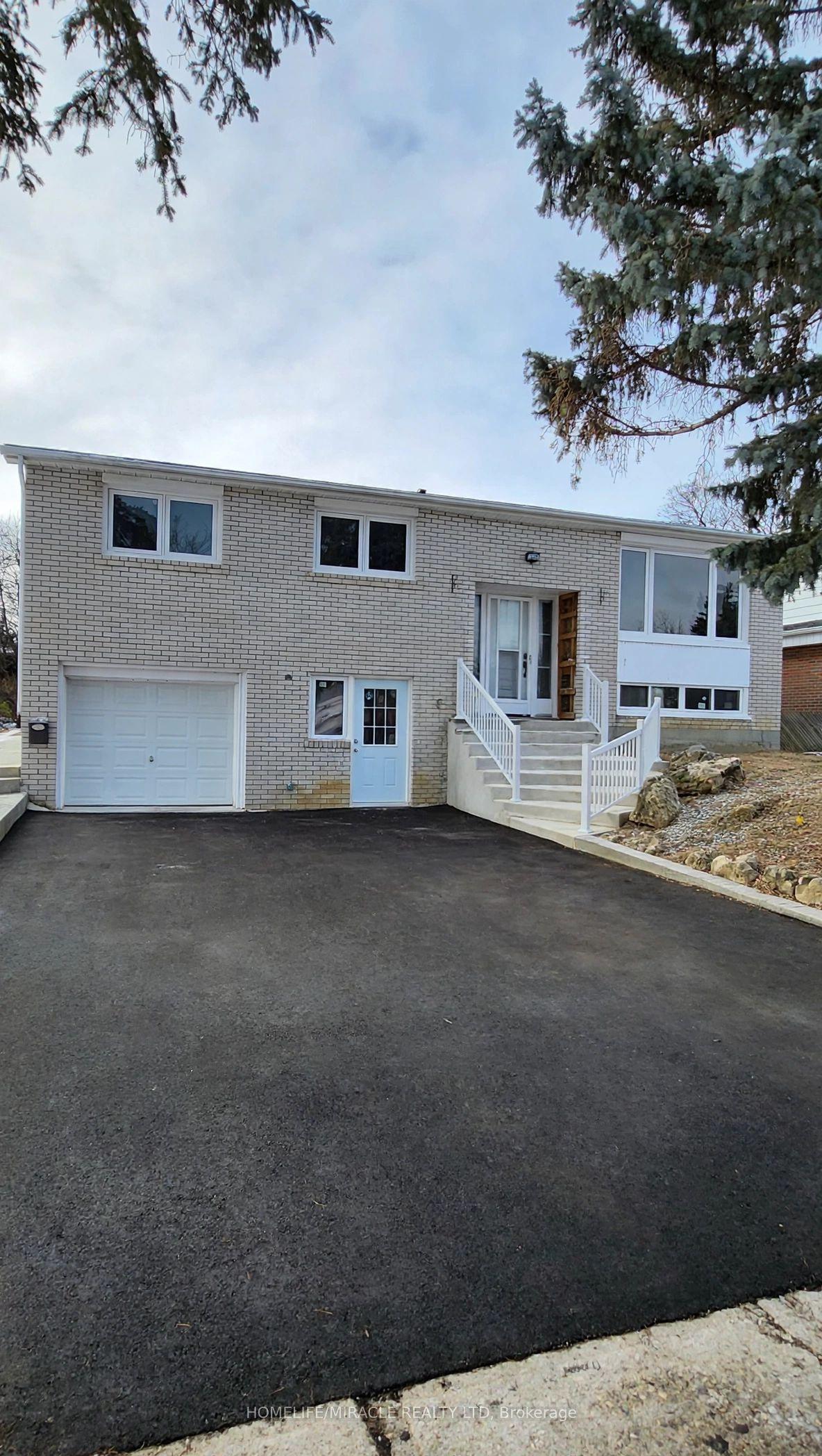 219 Mcmurchy Avenue Main #Main, Brampton — Detached for lease, photo 1