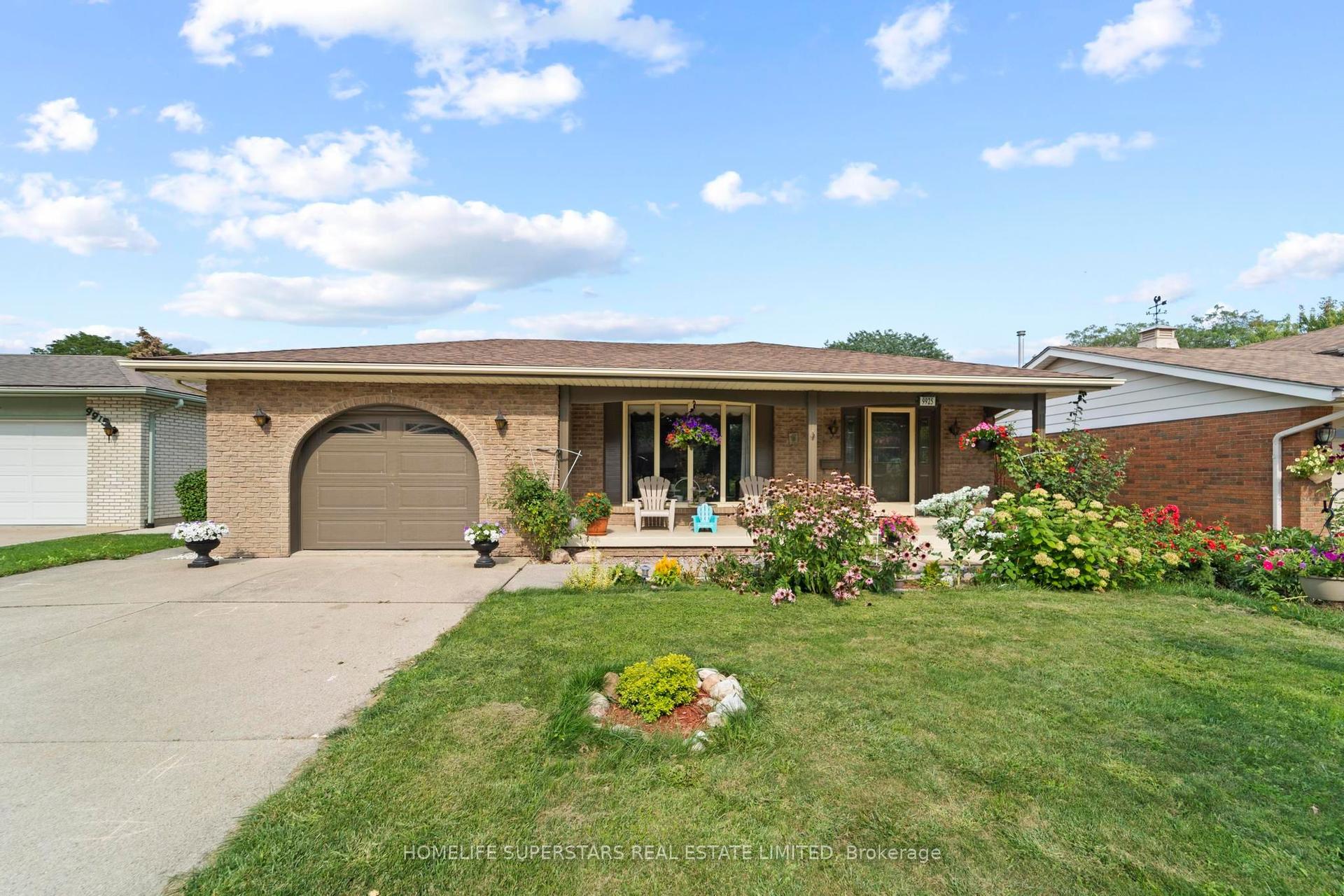 9925 Holly Crescent, Windsor — Detached for sale, photo 1