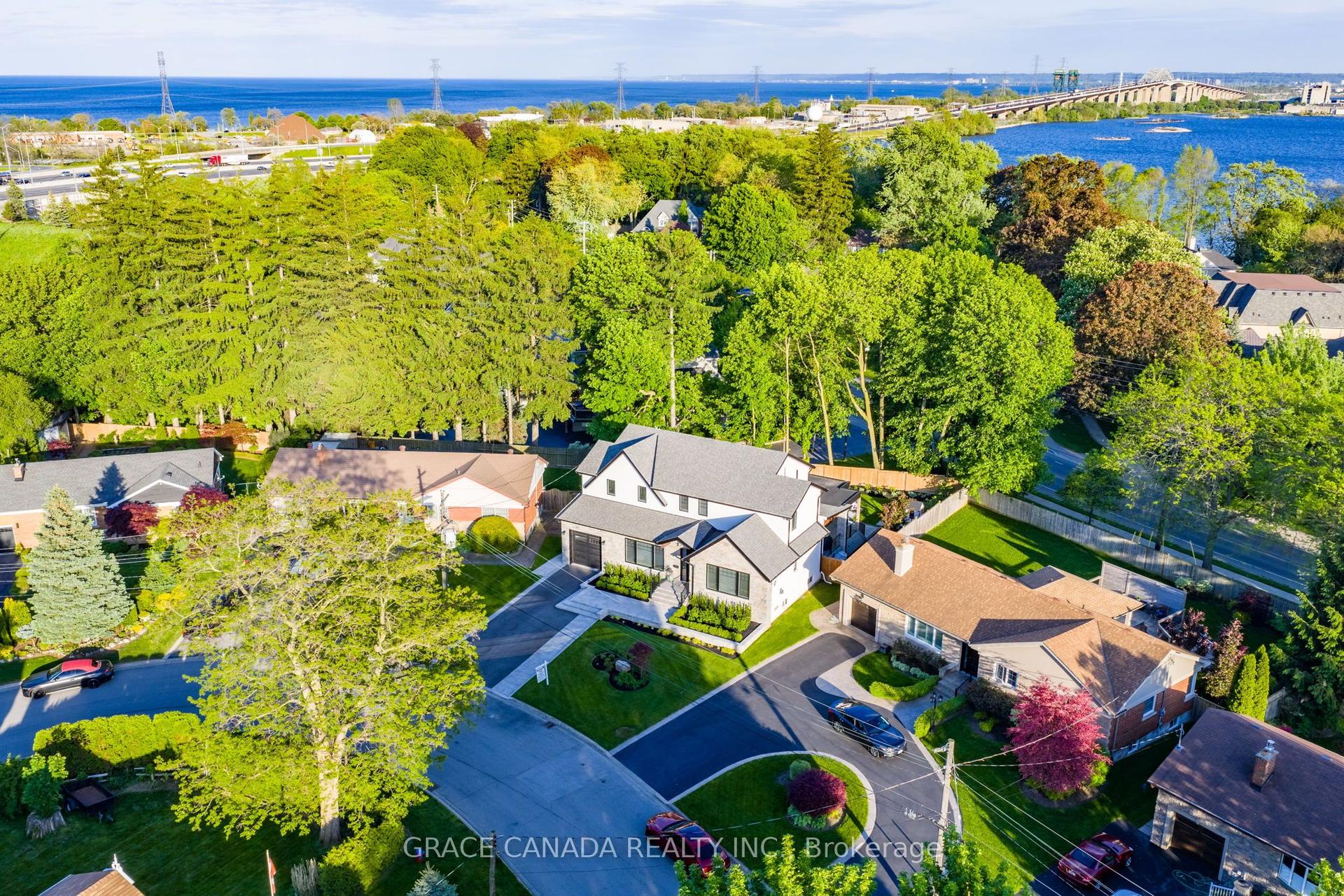 527 Oneida Drive — photo 1