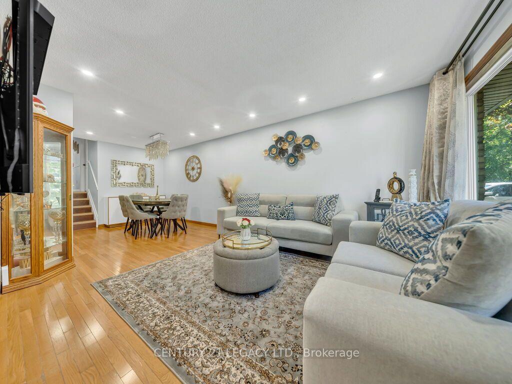 957 Francis Road — photo 1