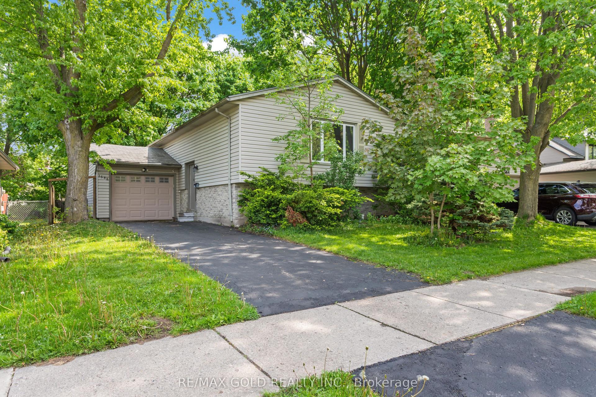 1588 Aldersbrook Road, London North — Detached for sale, photo 1