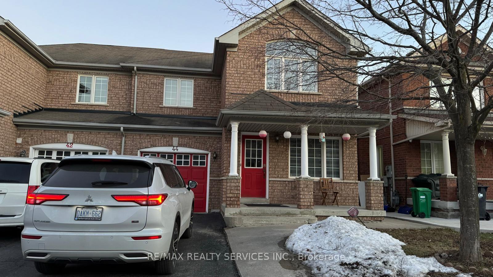 44 Saintsbury Crescent — photo 1