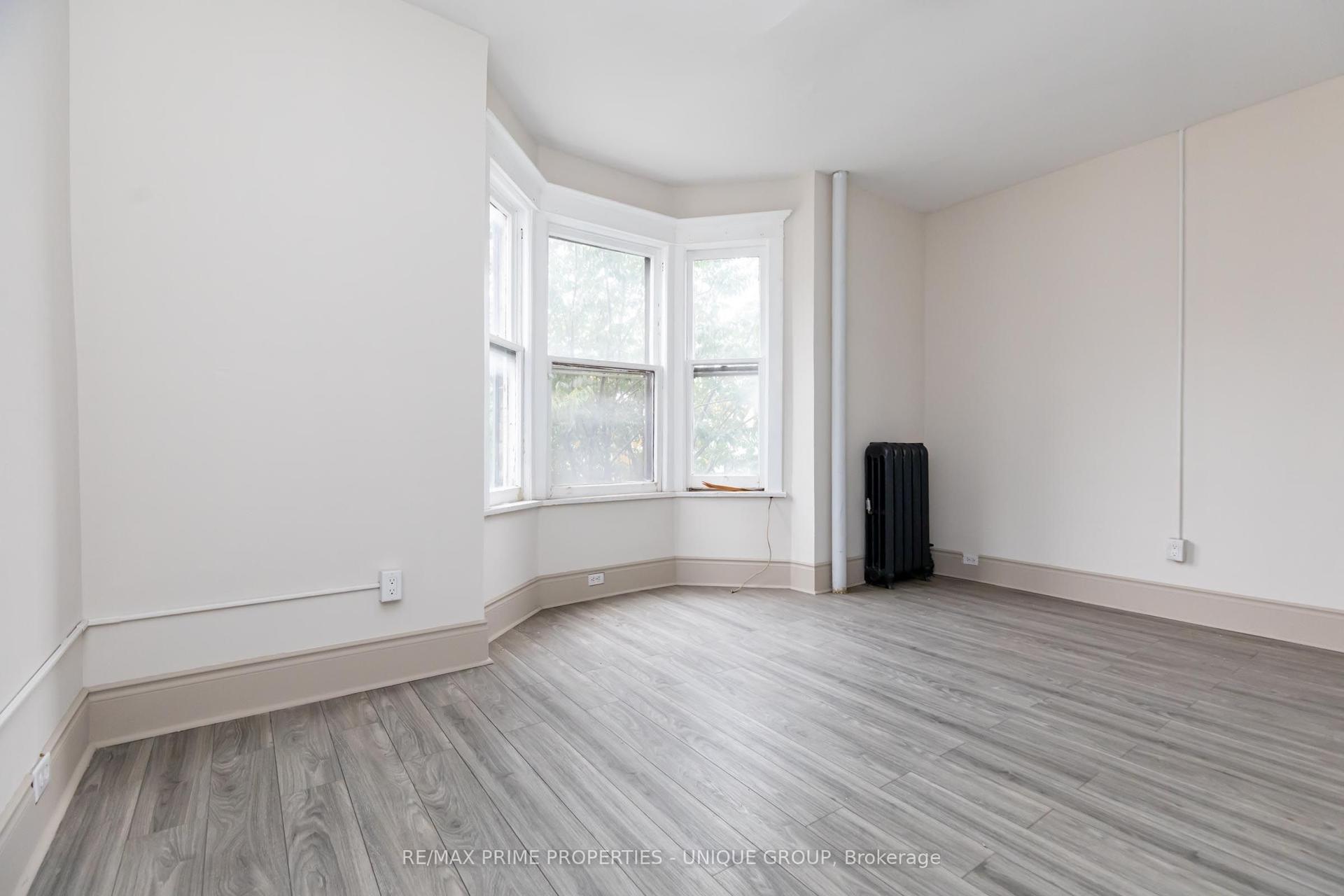 688 Bloor Street W 2 #2, Toronto — Multiplex for lease, photo 1