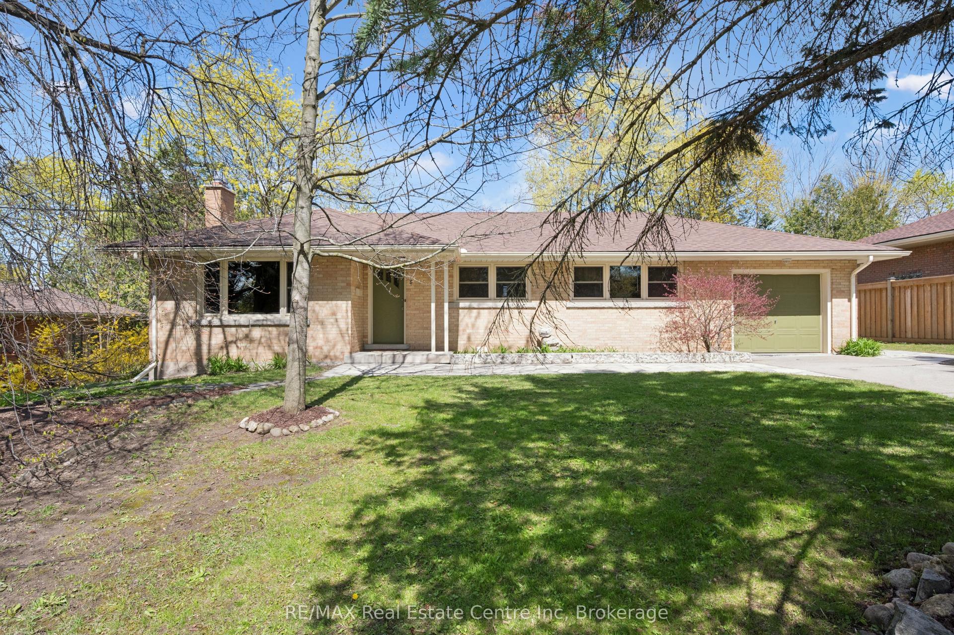 8 Harcourt Drive — photo 1