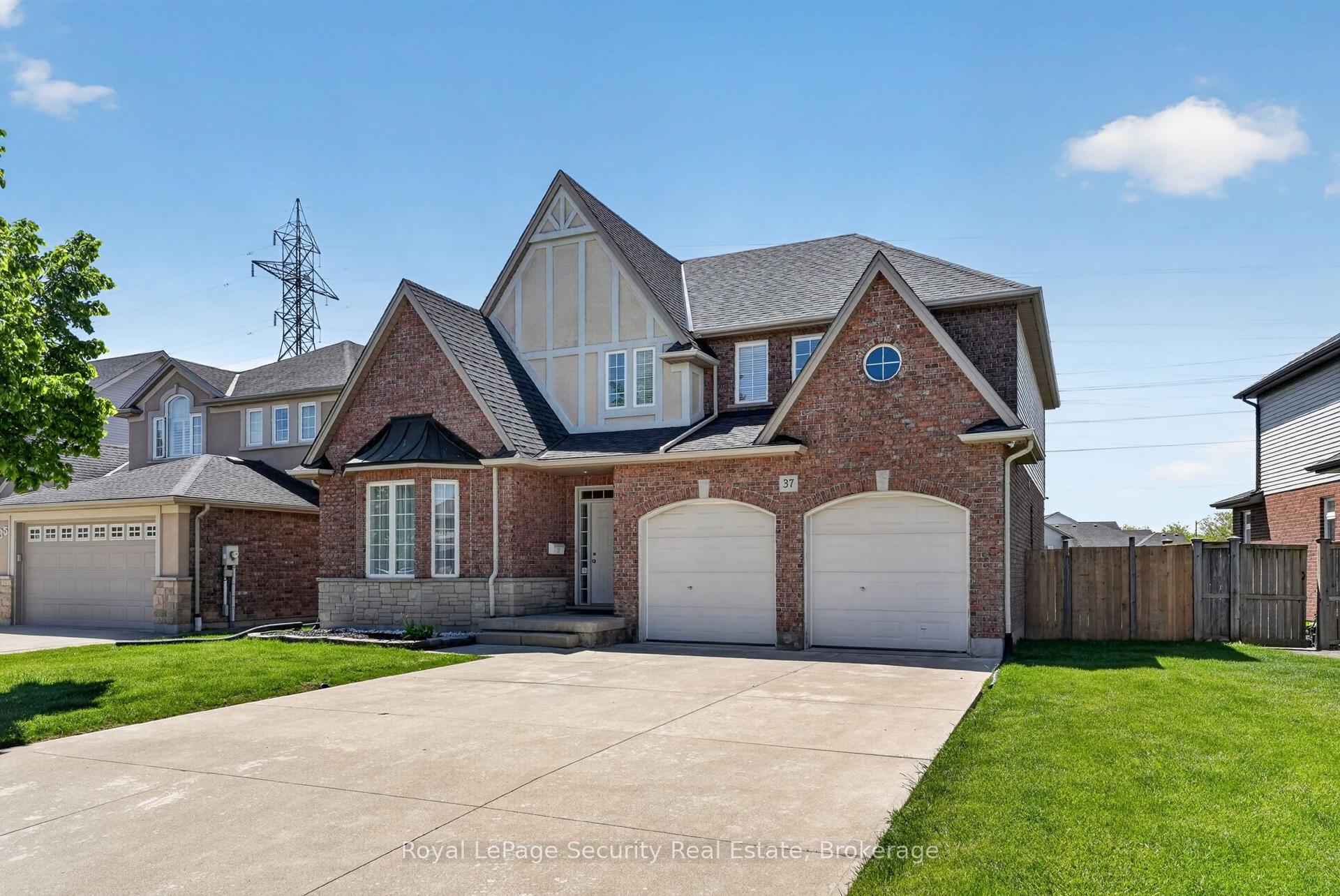 37 Fredonia Crescent — photo 1