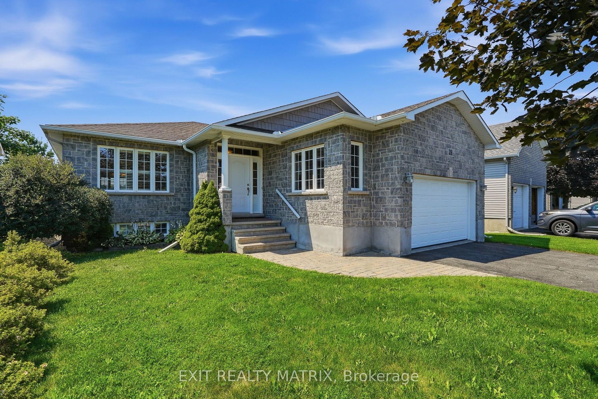 28 Station Trail Street, Russell — Detached for sale, photo 1
