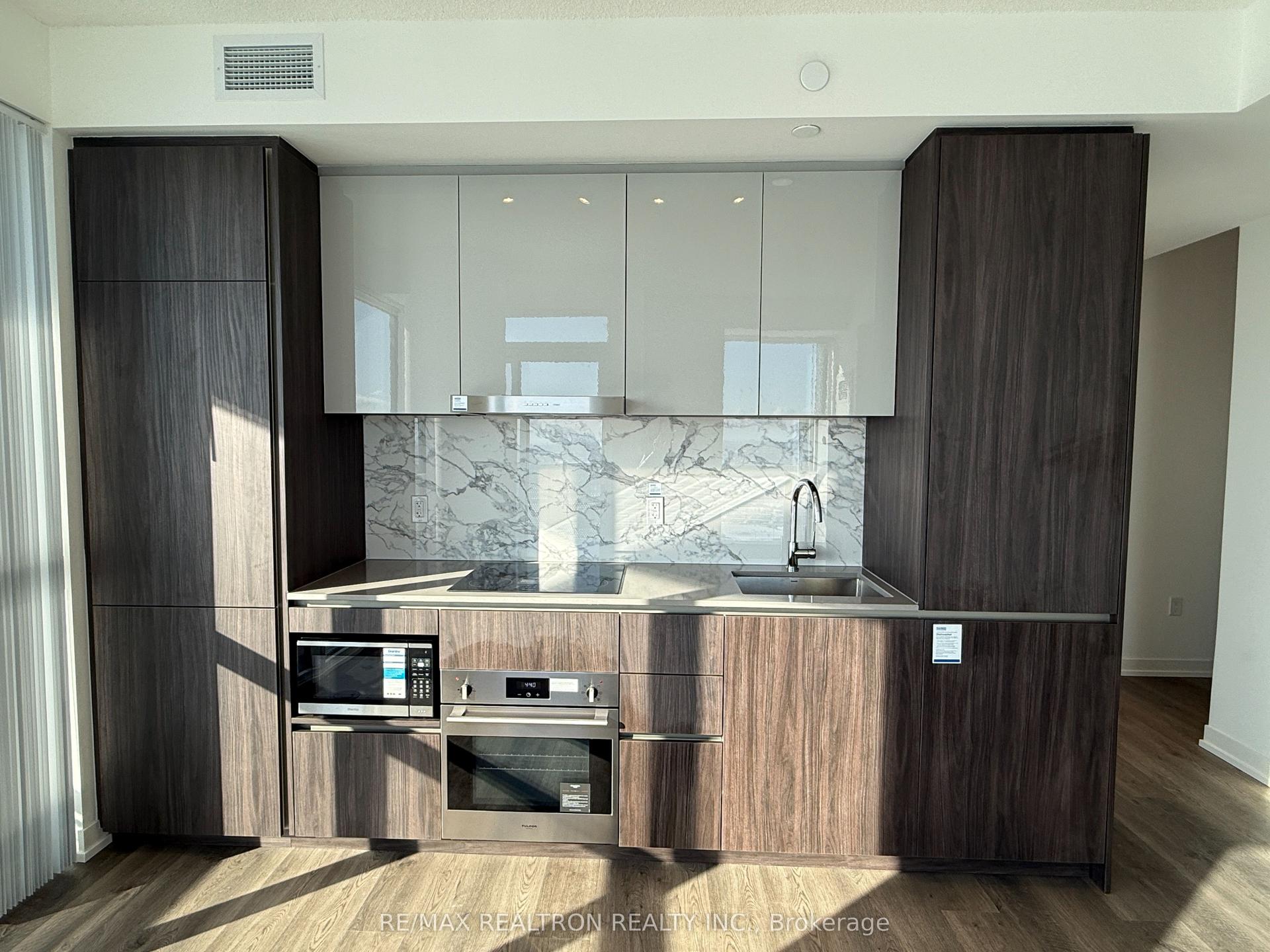 8 Interchange Way 5212 #5212, Vaughan — Condo for lease, photo 1