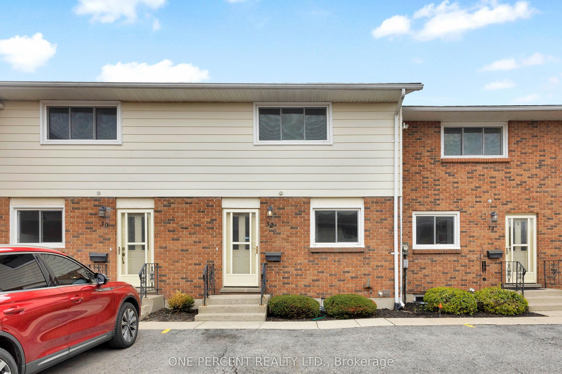 32 Montclair Crescent — photo 1