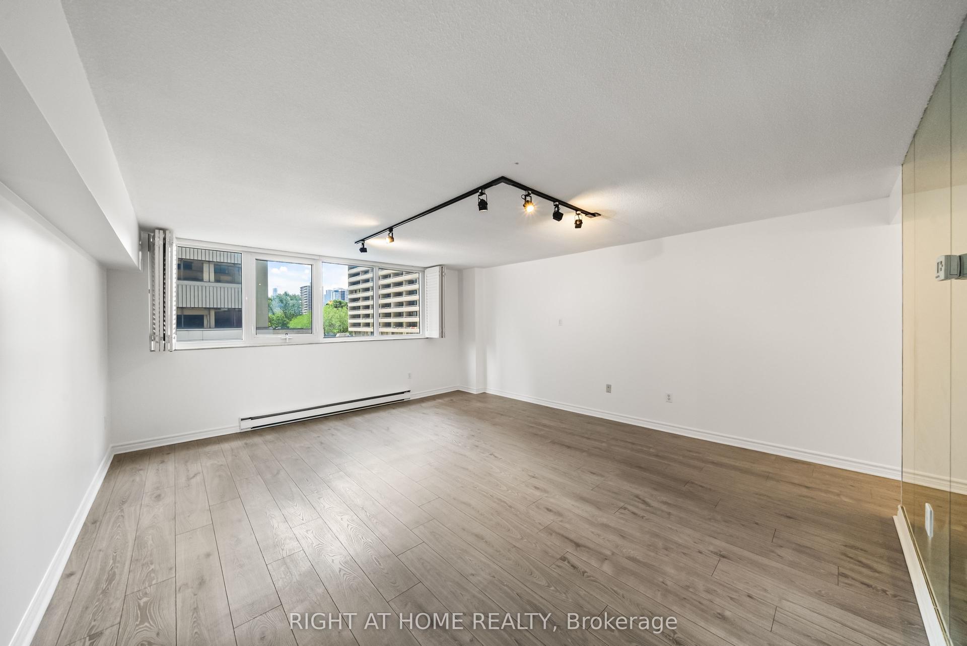 360 Bloor Street E 411 #411 — photo 1