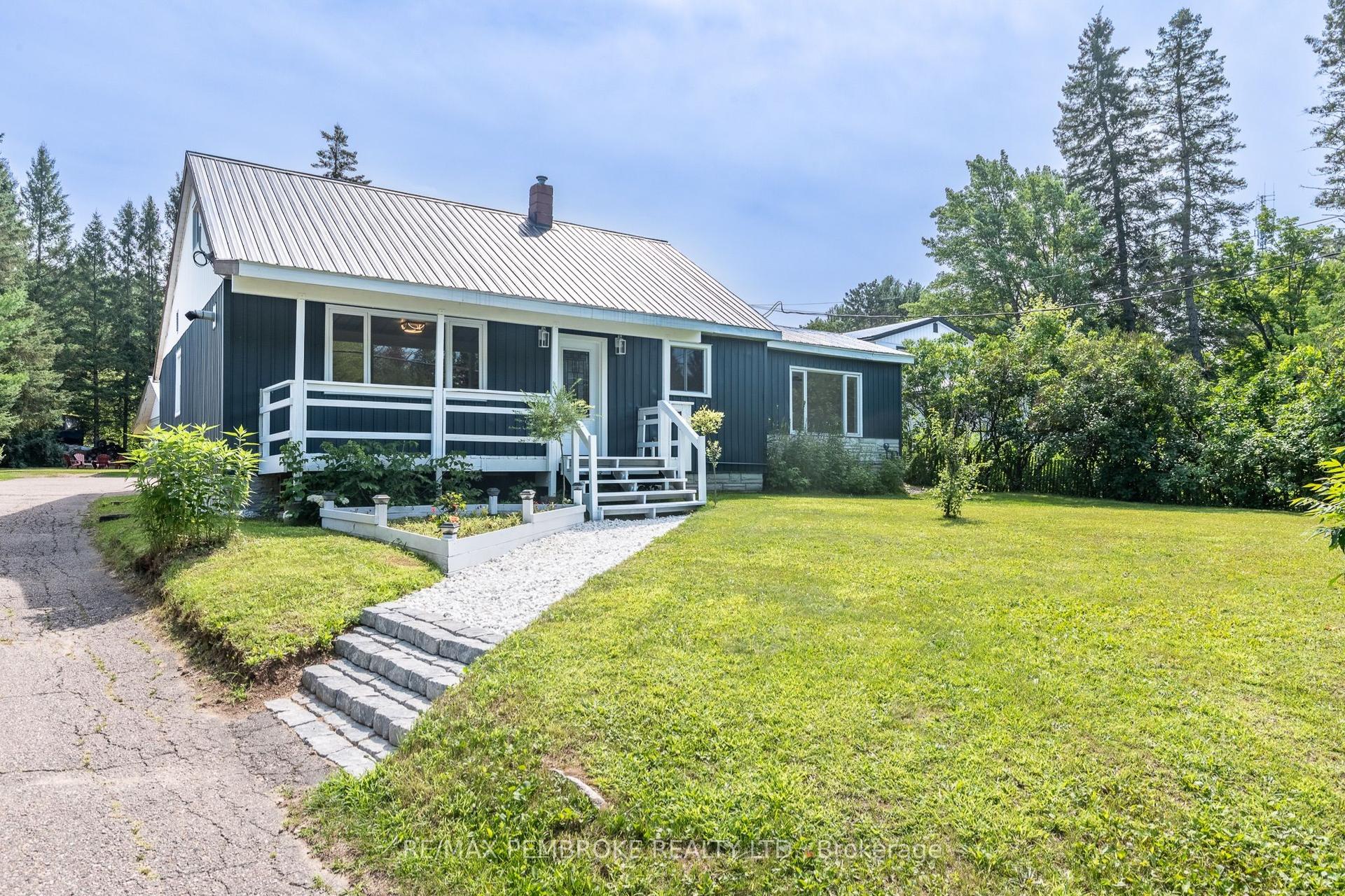 32560 Highway 17 Highway, Laurentian Hills — Detached for sale, photo 1