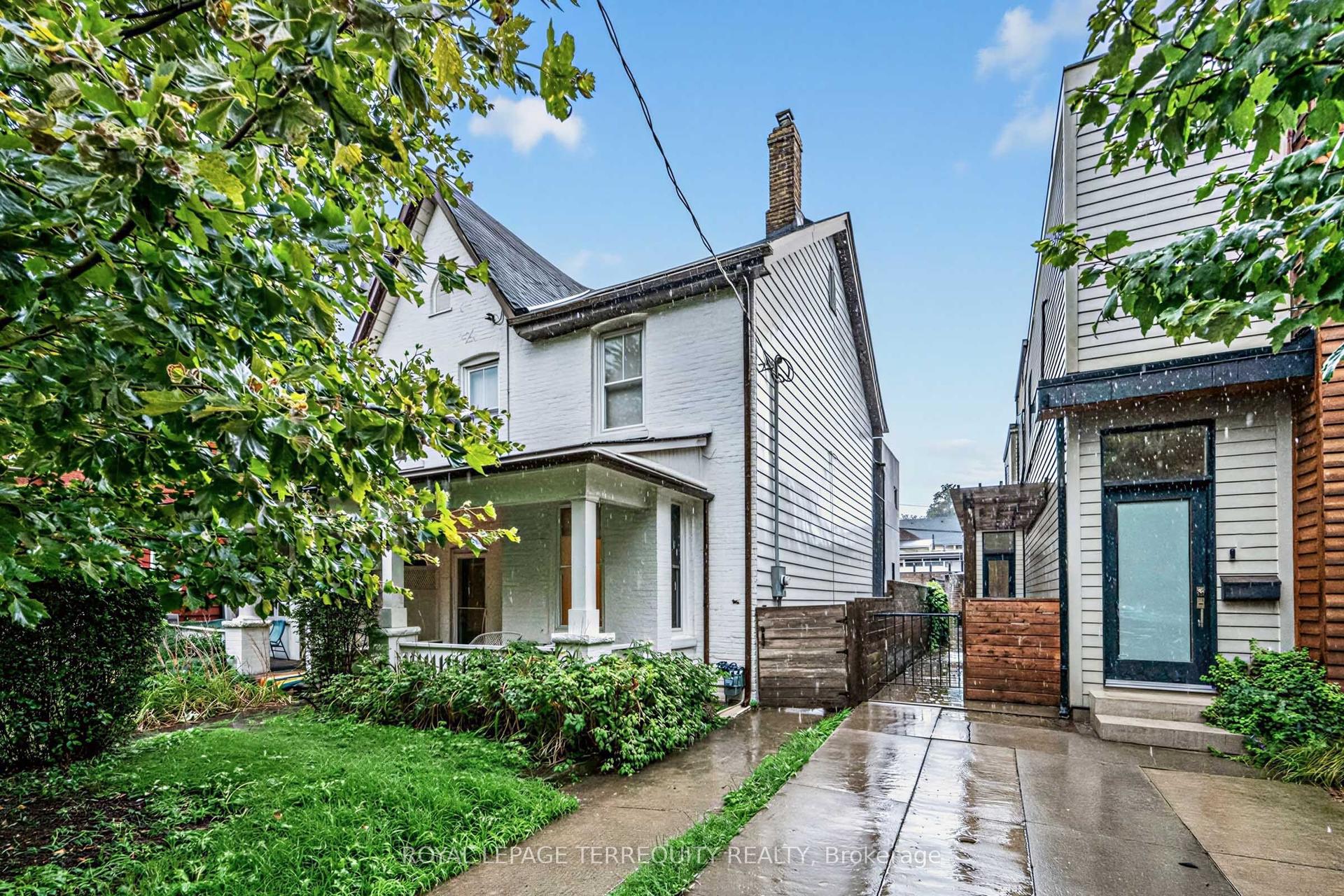 16 Fennings Street, Toronto — Semi-Detached for sale, photo 1