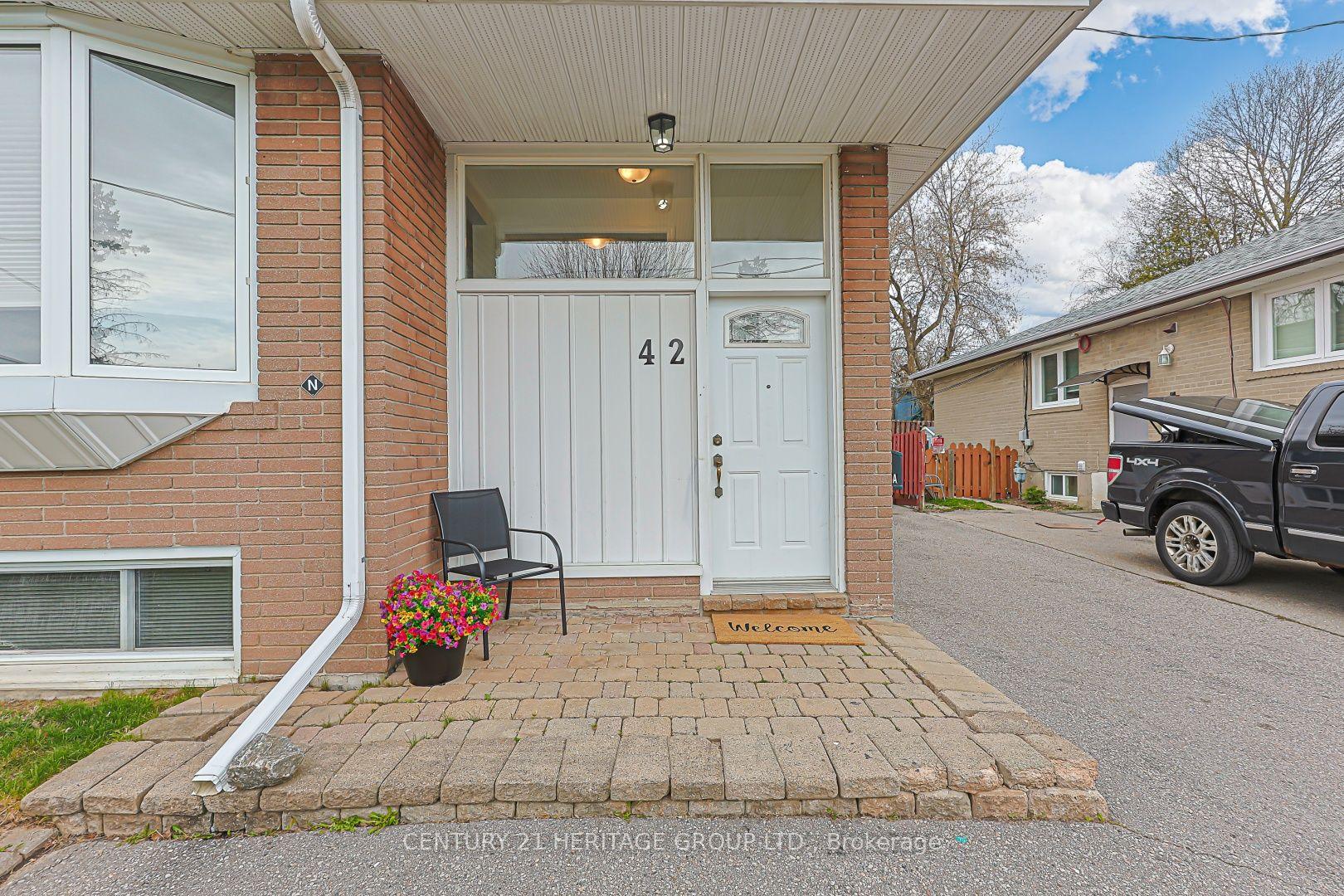 42 Lindsay Avenue — photo 1
