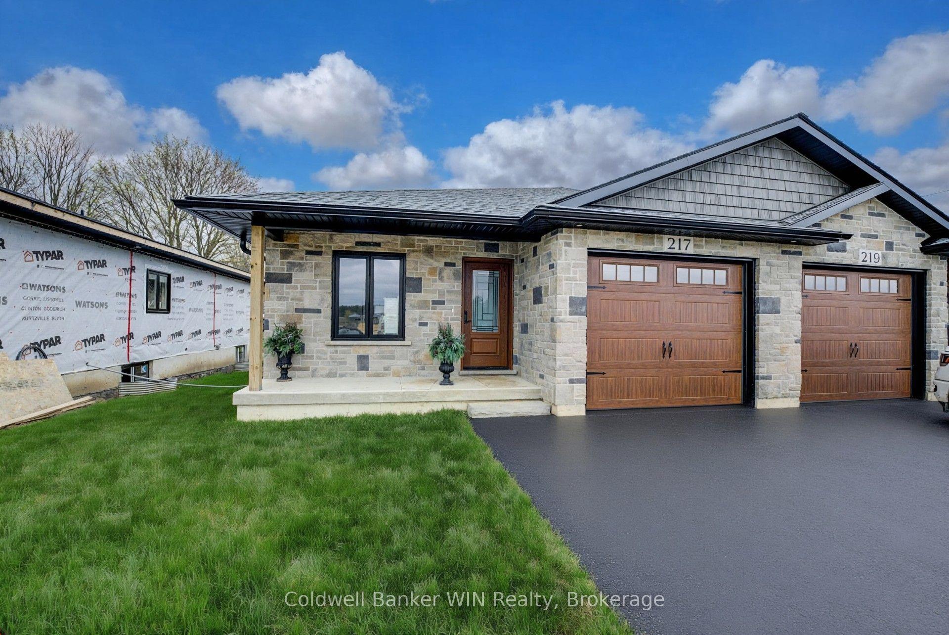 217 Elgin Street, Minto — Semi-Detached for sale, photo 1