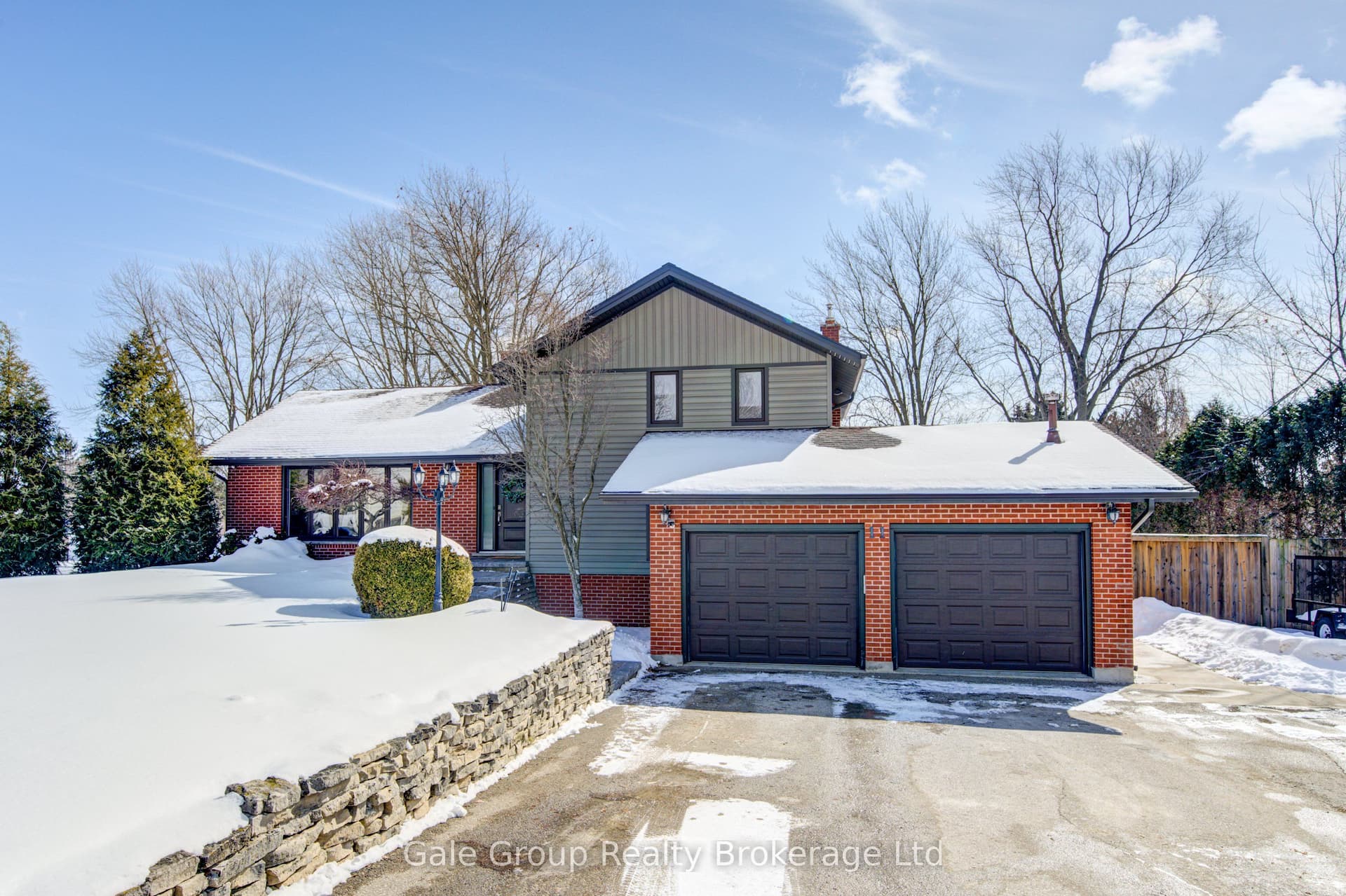 11 Robin Street S — photo 1