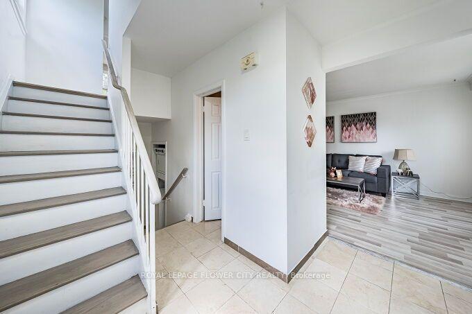 3 Clayhall Crescent, Toronto — Semi-Detached for sale, photo 1