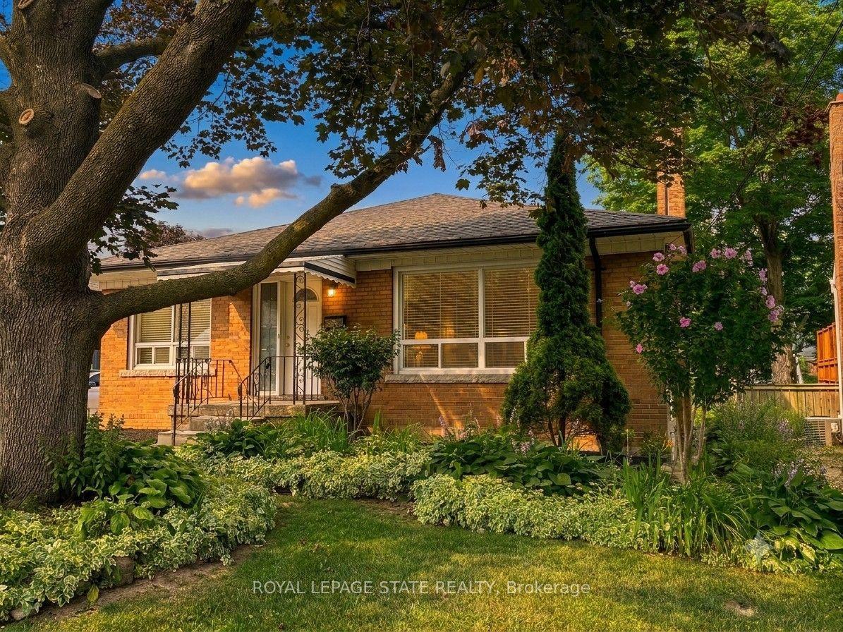 20 Lloyd Manor Road, Toronto — Detached for sale, photo 1