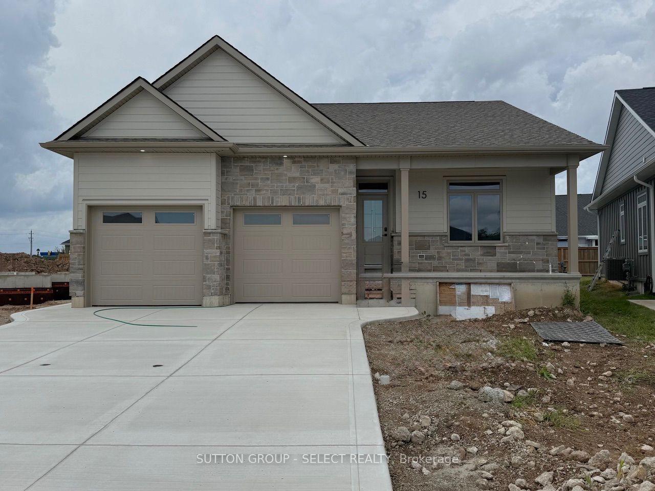 15 Lois Court, Lambton Shores — Detached for sale, photo 1