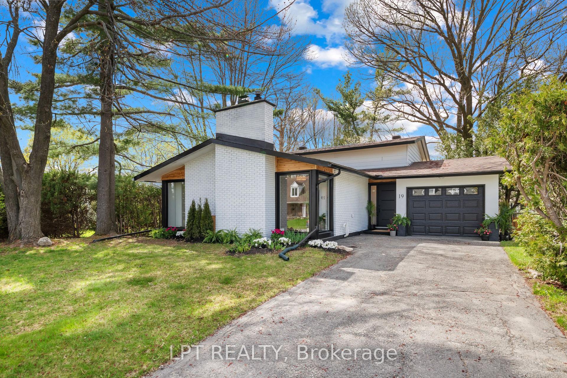 19 Moorcroft Road — photo 1
