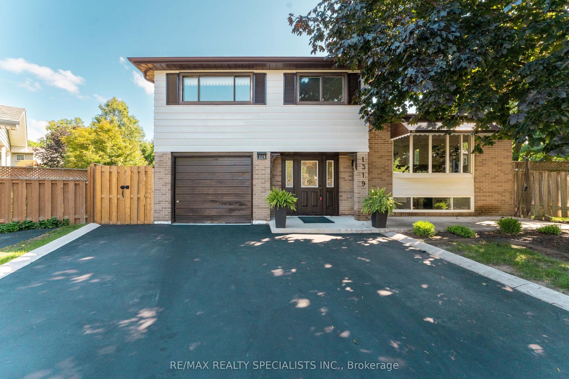 1319 Sherwood Court, Burlington — Detached for sale, photo 1