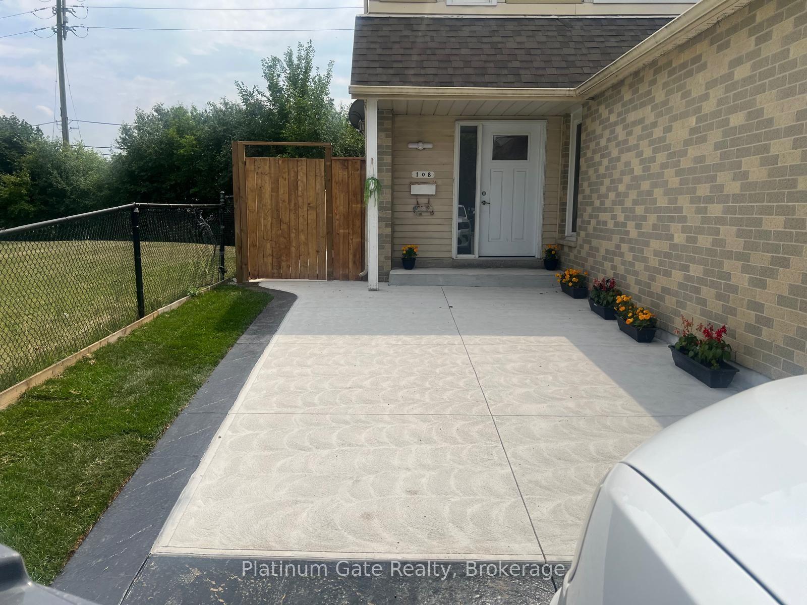 108 Courtleigh Square, Brampton — Townhouse for lease, photo 1