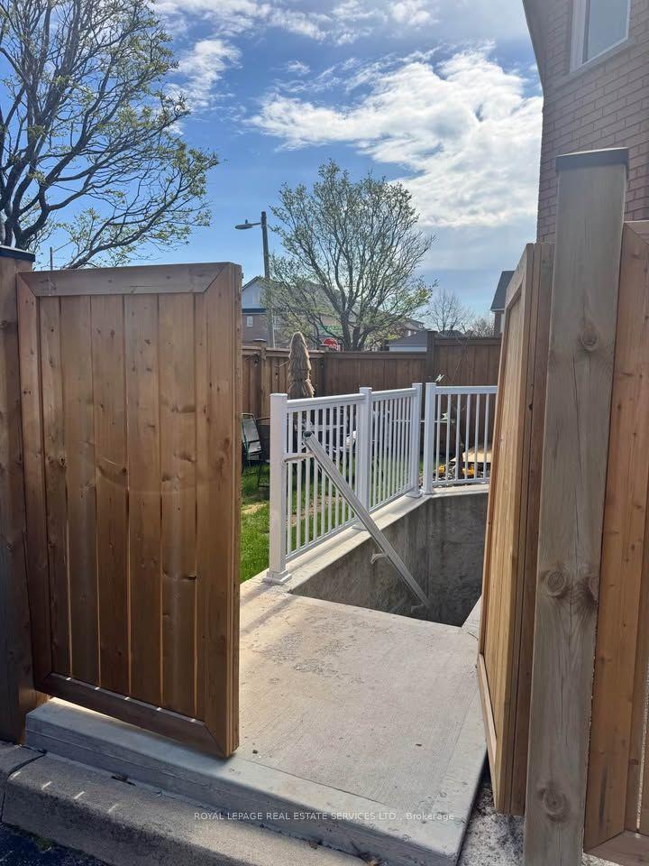 171 River Glen Boulevard lower #lower — photo 1