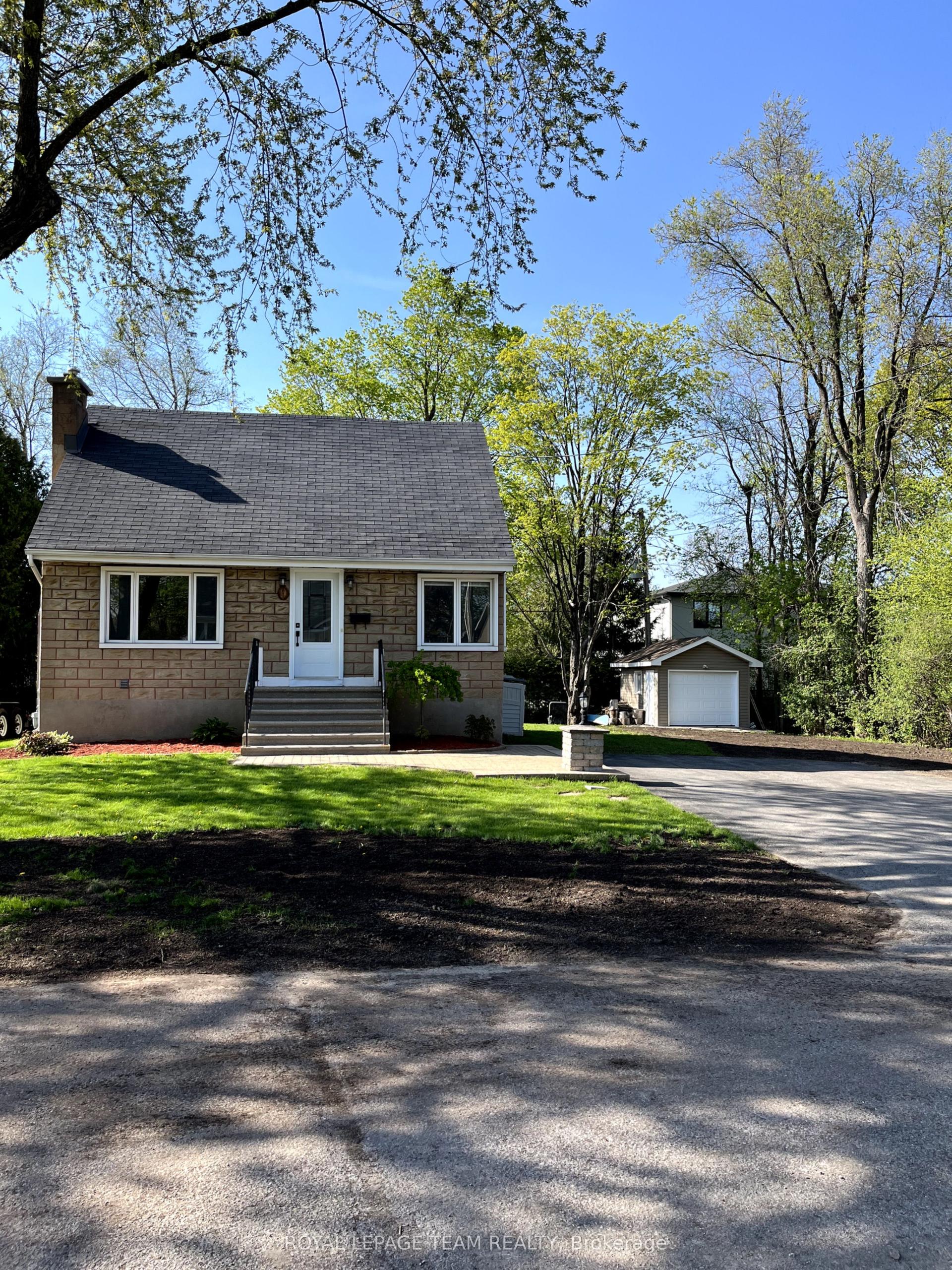 9 Tower Road E, Meadowlands - Crestview and Area — Detached for sale, photo 1