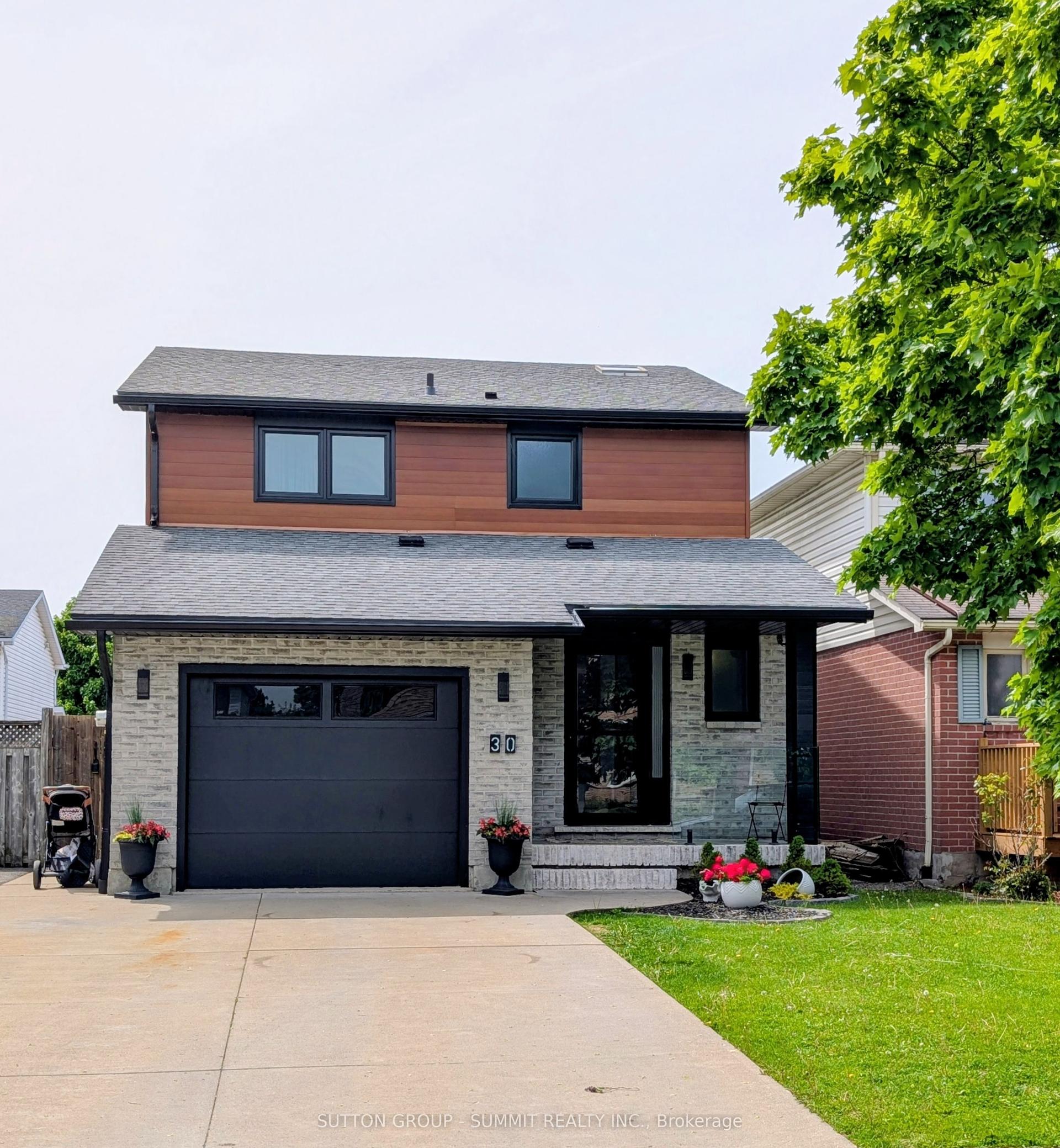30 BUCHANAN Crescent — photo 1