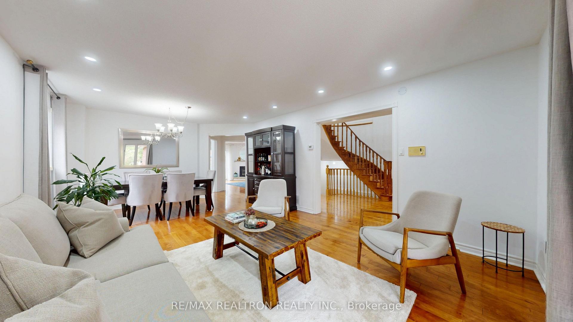 8 Muster Court — photo 1