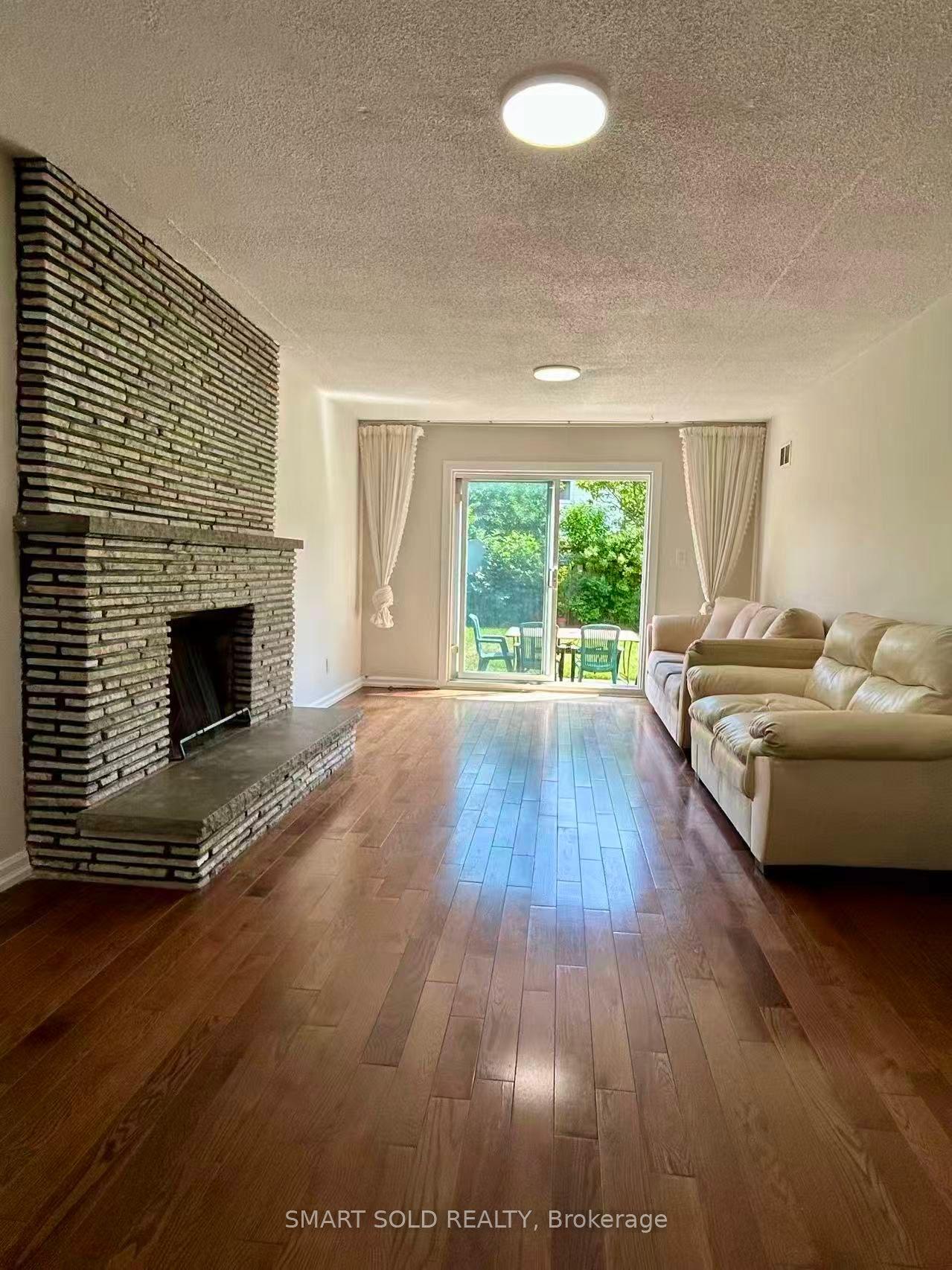 31 Silas Hill Drive Main + Upper #Main + Upper, Toronto — Semi-Detached for lease, photo 1
