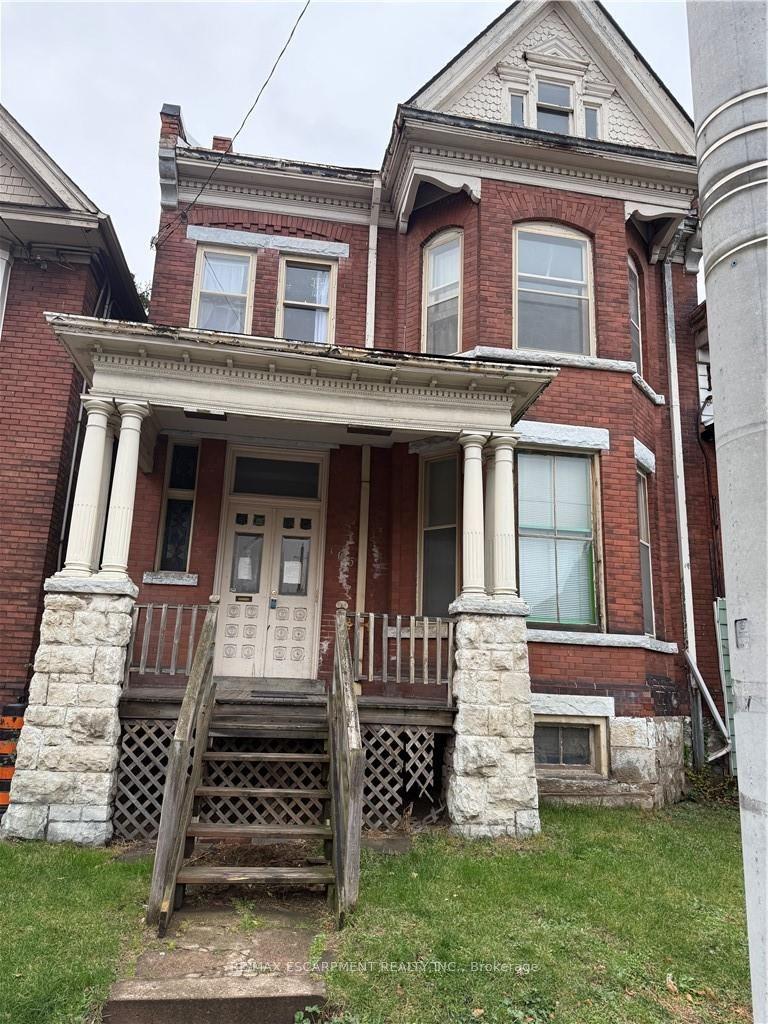 105 Wellington Street — photo 1