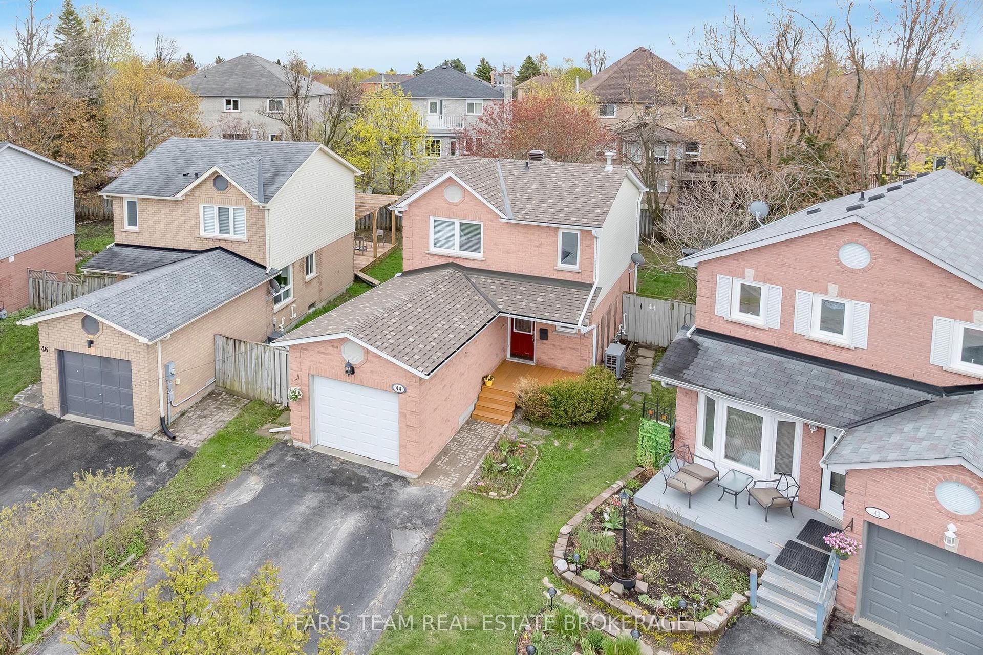 44 Hadden Crescent — photo 1