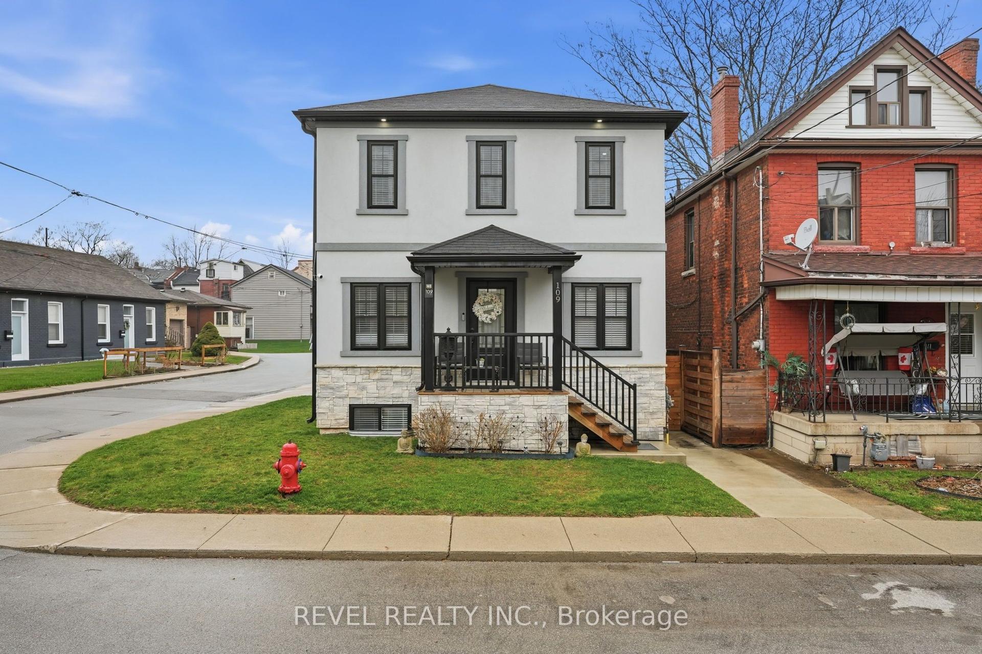 109 Ray Street N — photo 1