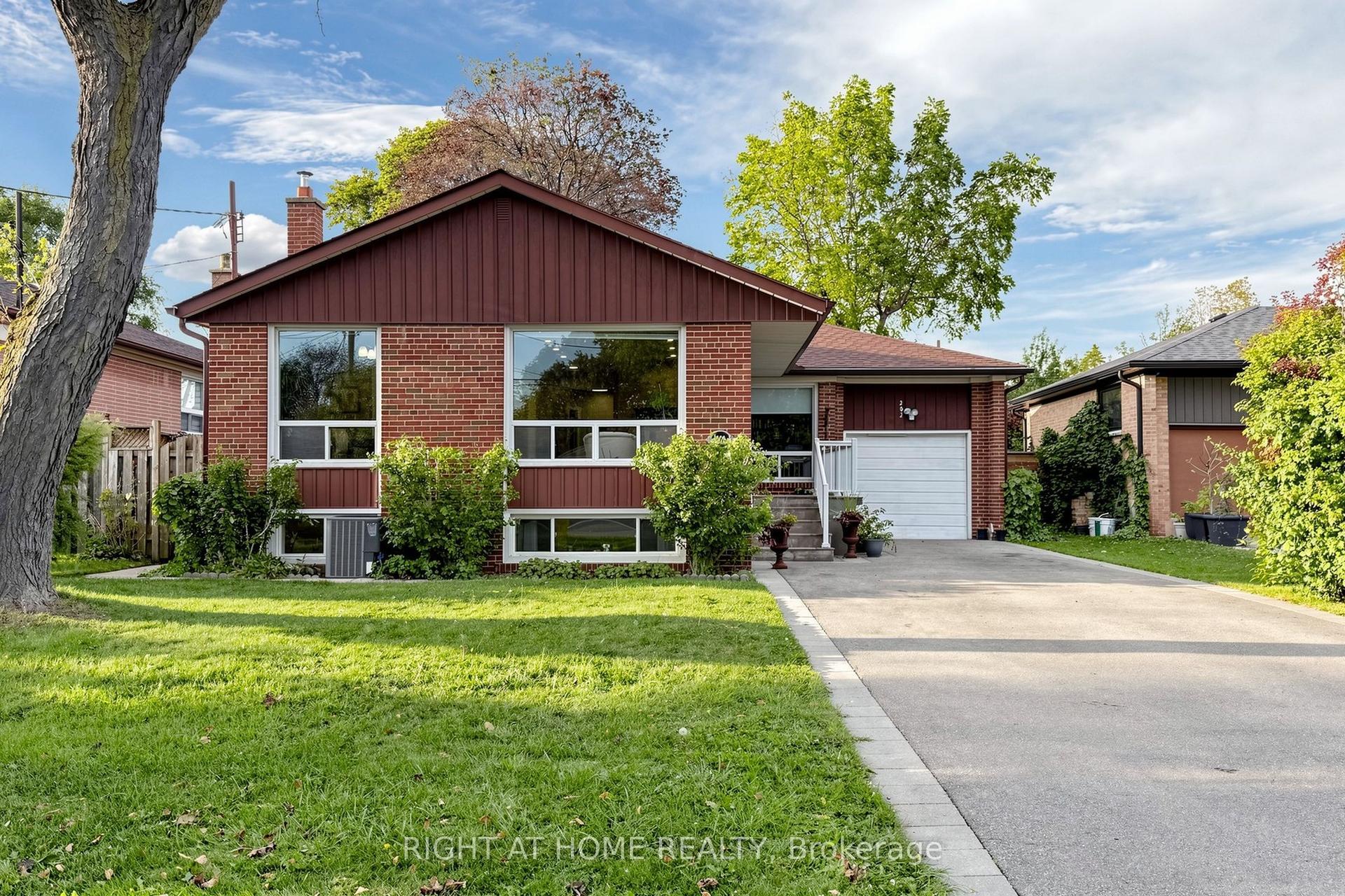 202 Waterloo Avenue, Toronto — Detached for sale, photo 1