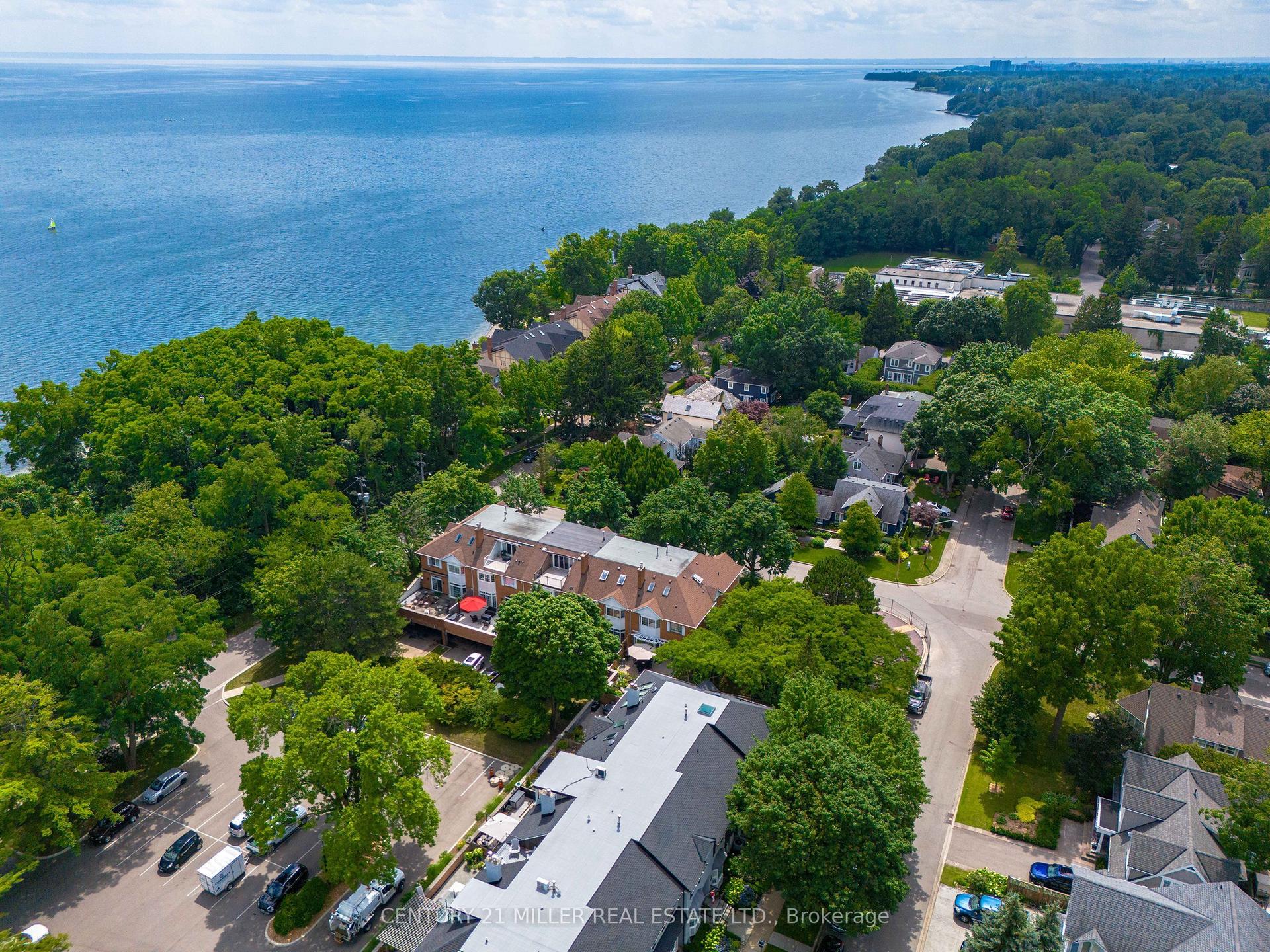 23 Chisholm Street, Oakville — Townhouse for sale, photo 1