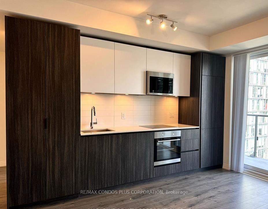 28 Widmer Street 3126 #3126 — photo 1