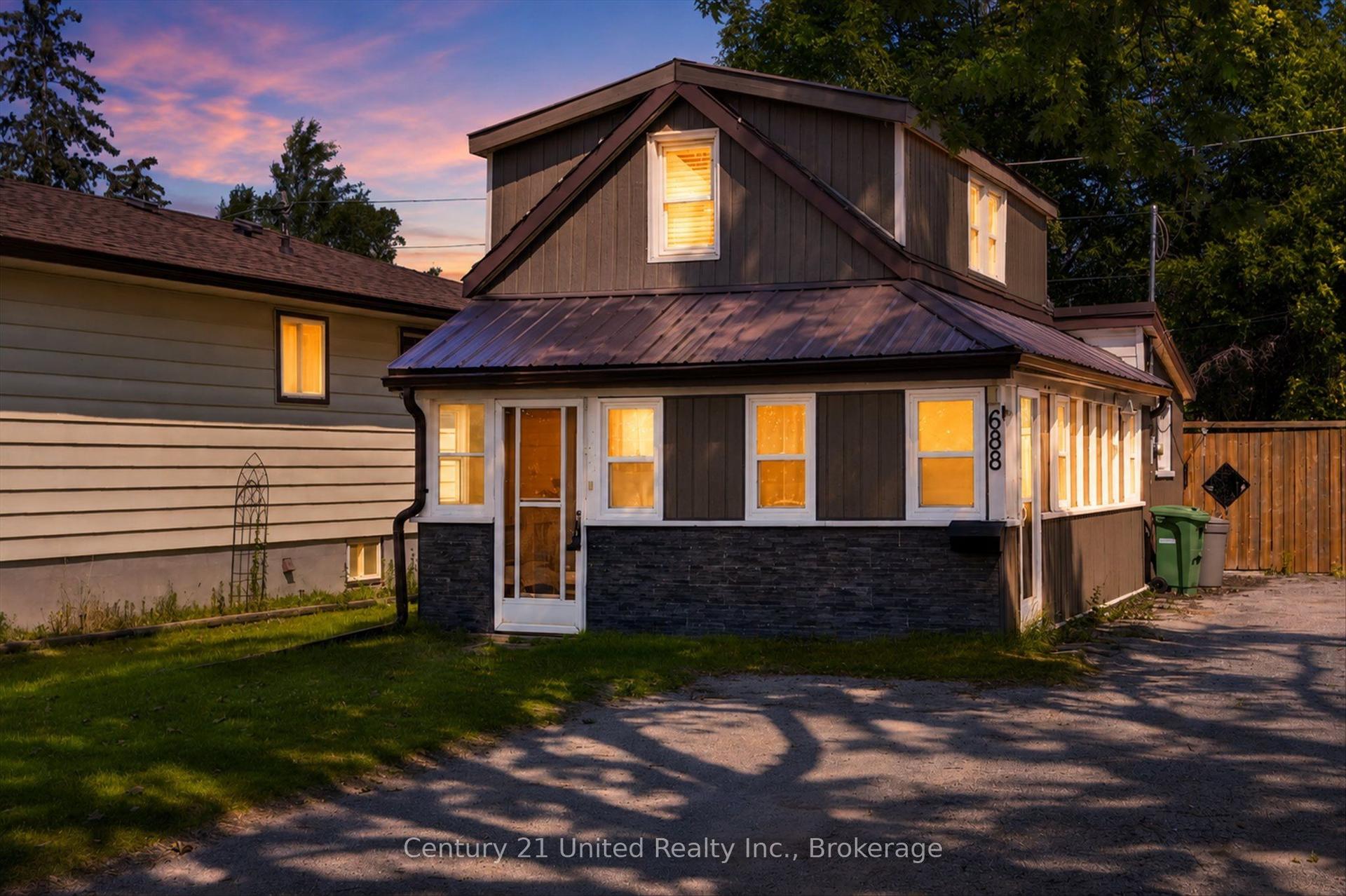 688 St Marys Street, Peterborough — Detached for sale, photo 1