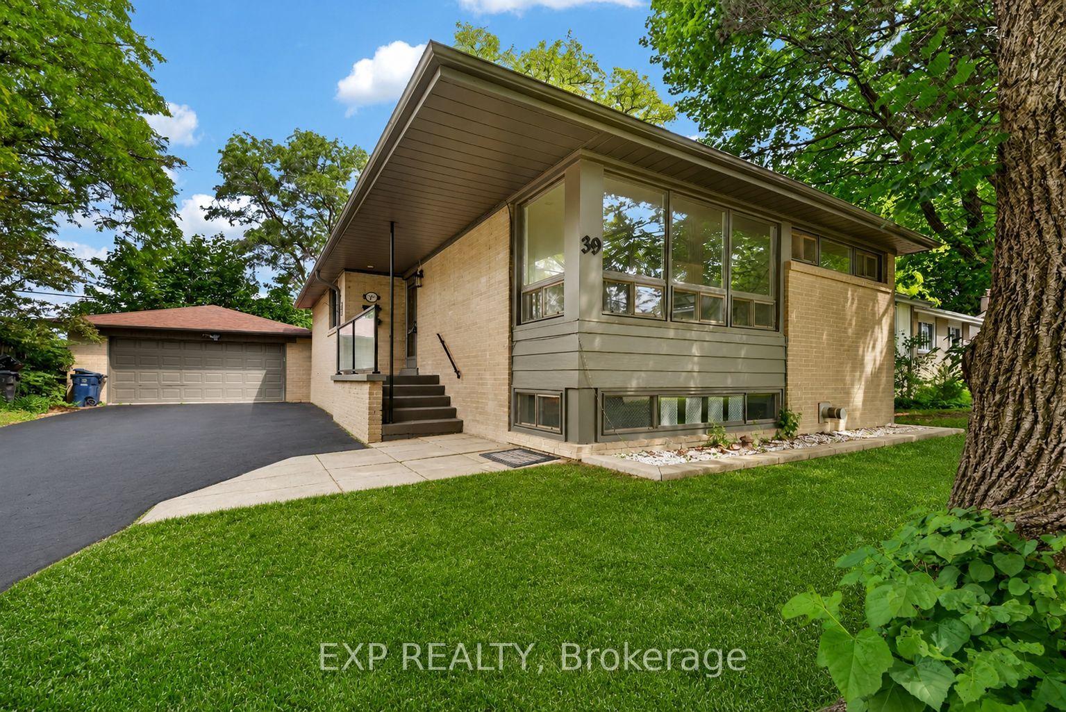 39 Treadgold Crescent — photo 1