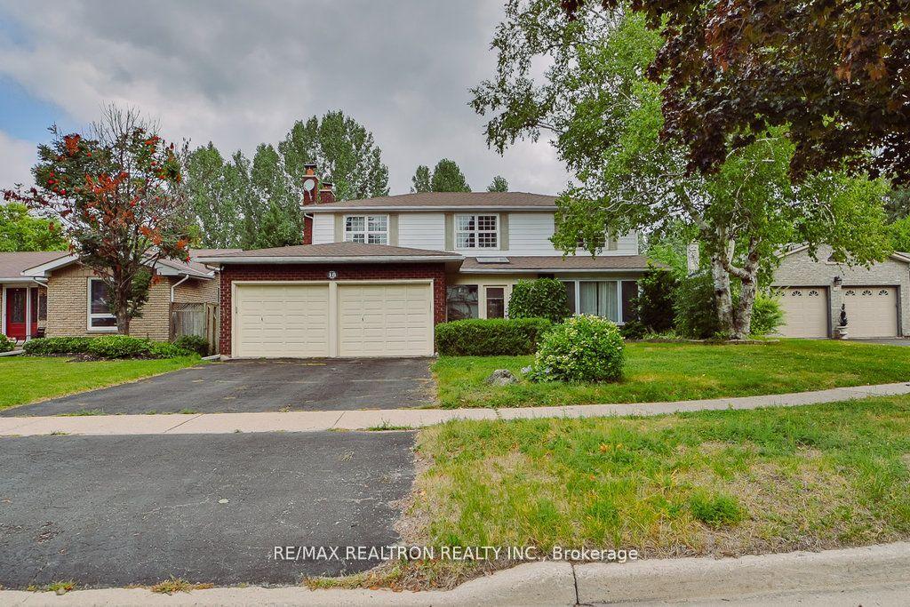 18 Debra Crescent — photo 1