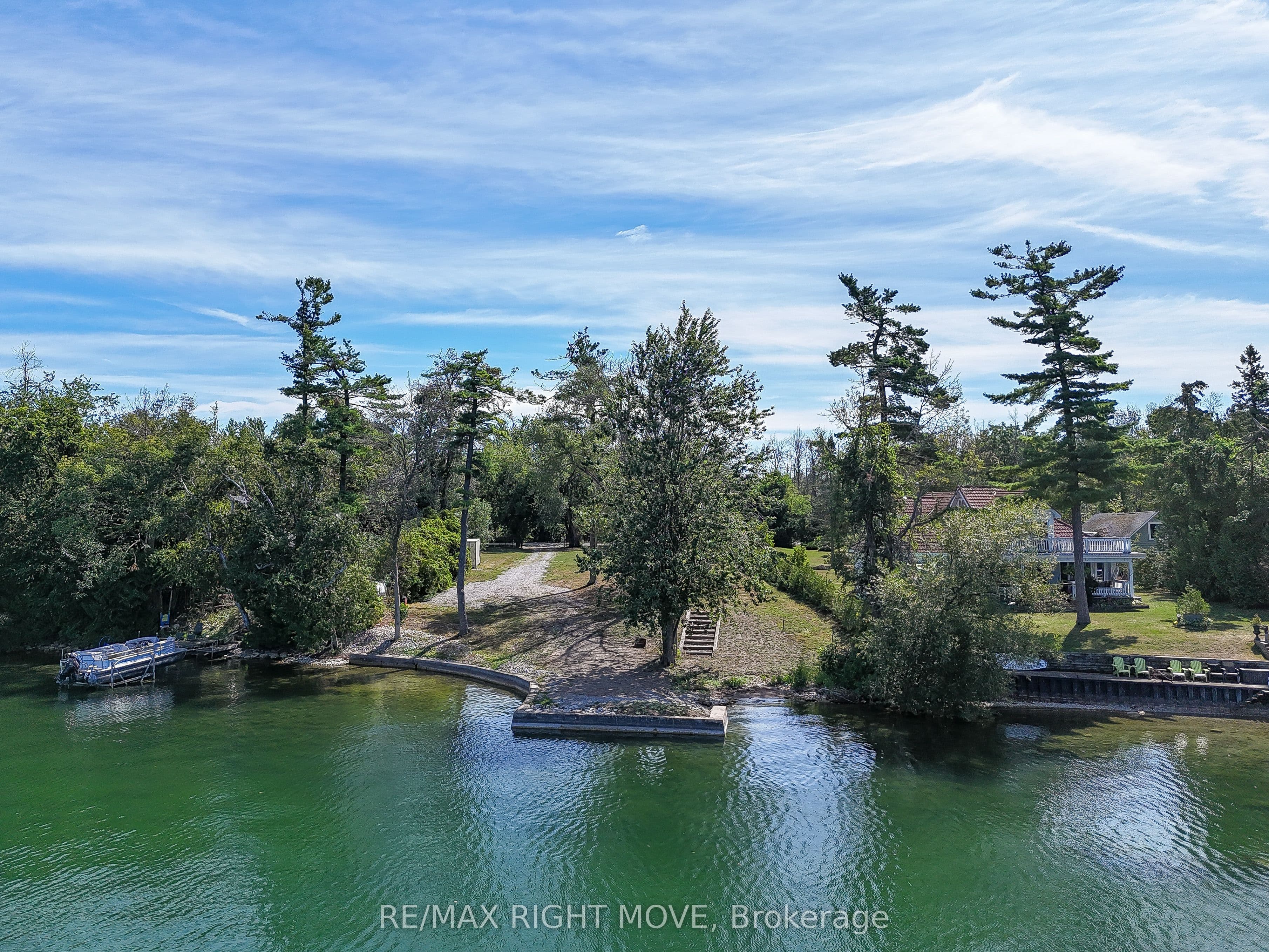 135 Creighton Street S — photo 1