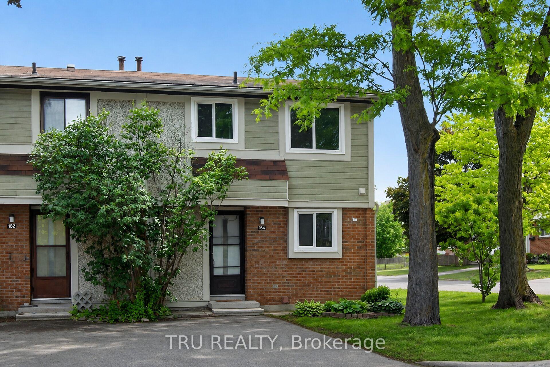 16-164 BARROW Crescent — photo 1