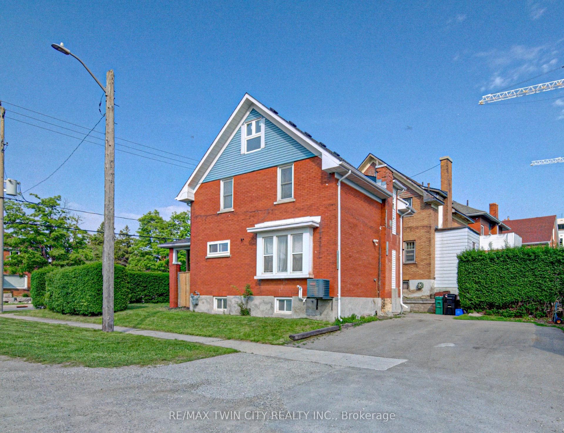 281 Courtland Avenue N — photo 1