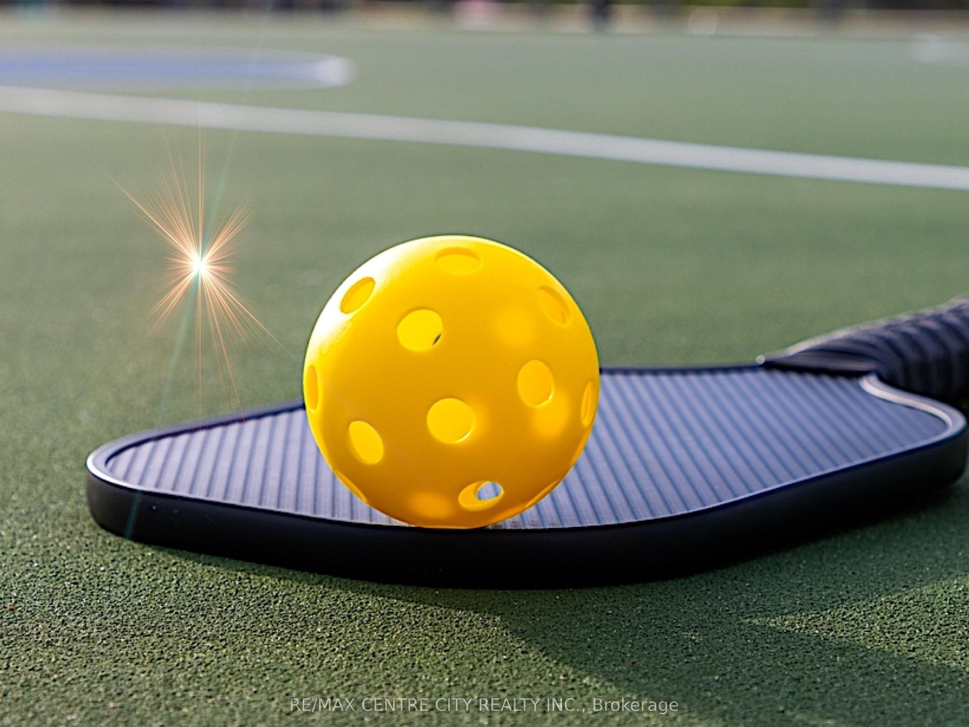 284 Adelaide Street S — photo 1