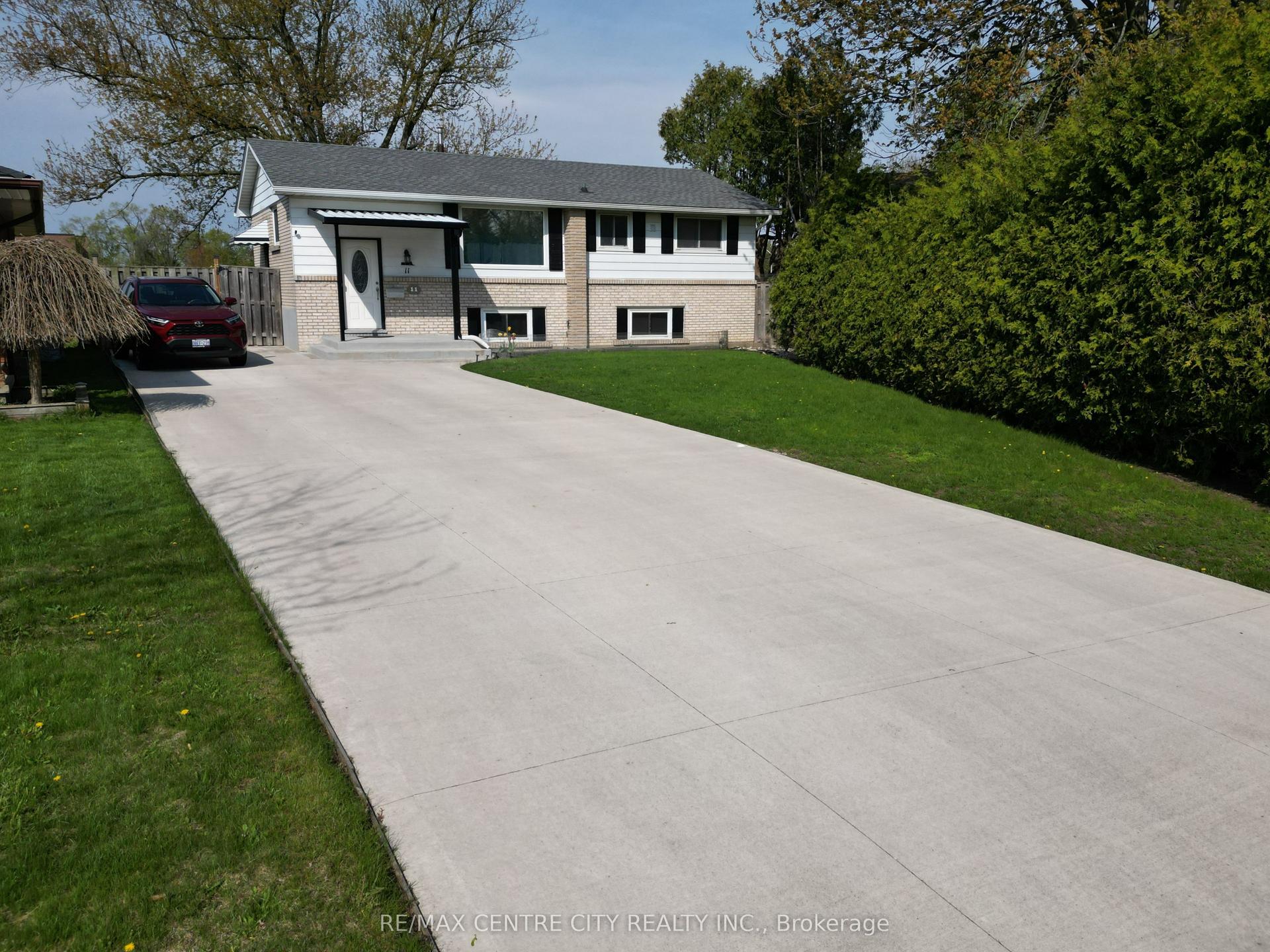 11 Kenwood Crescent — photo 1