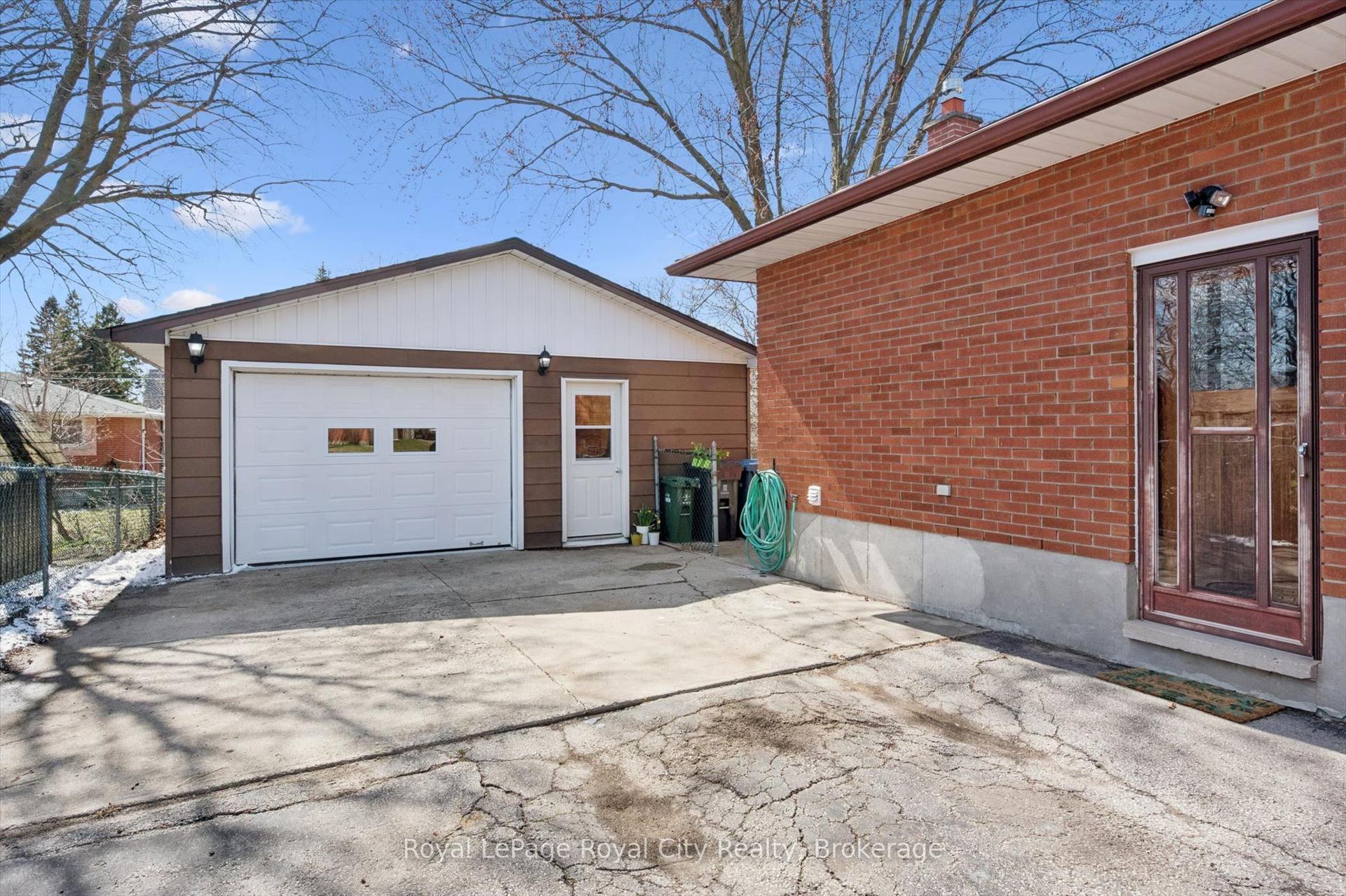 16 Kenwood Crescent — photo 1