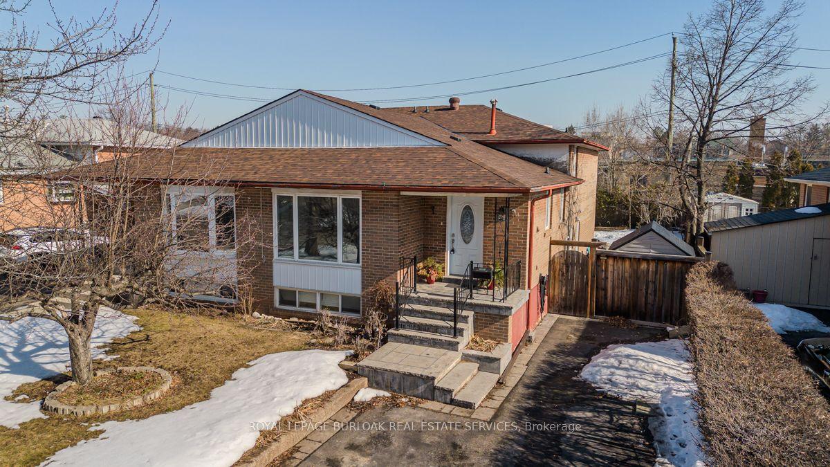 1294 Napier Crescent — photo 1