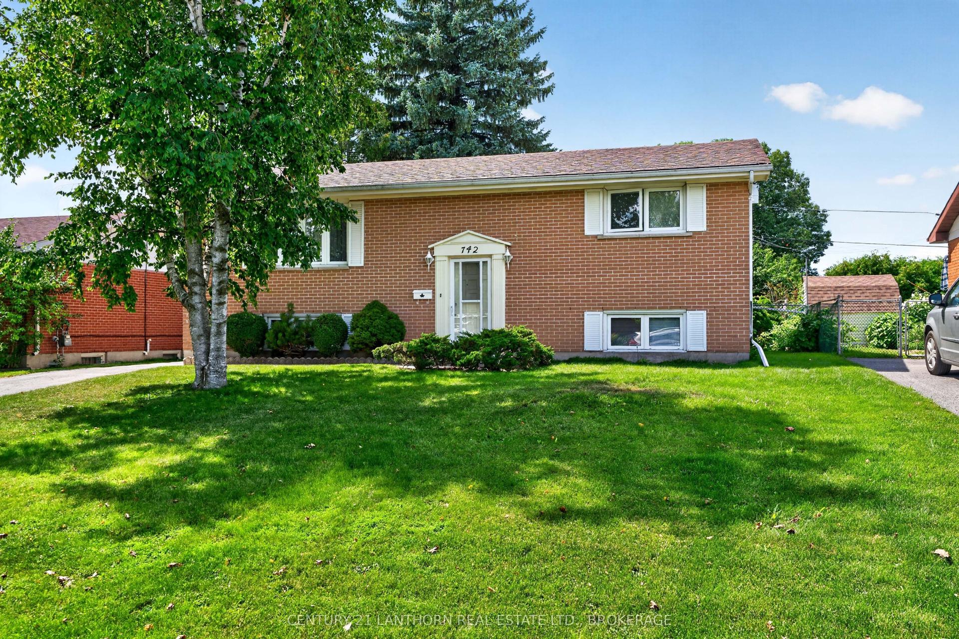 742 Laidlaw Crescent, Kingston — Detached for sale, photo 1