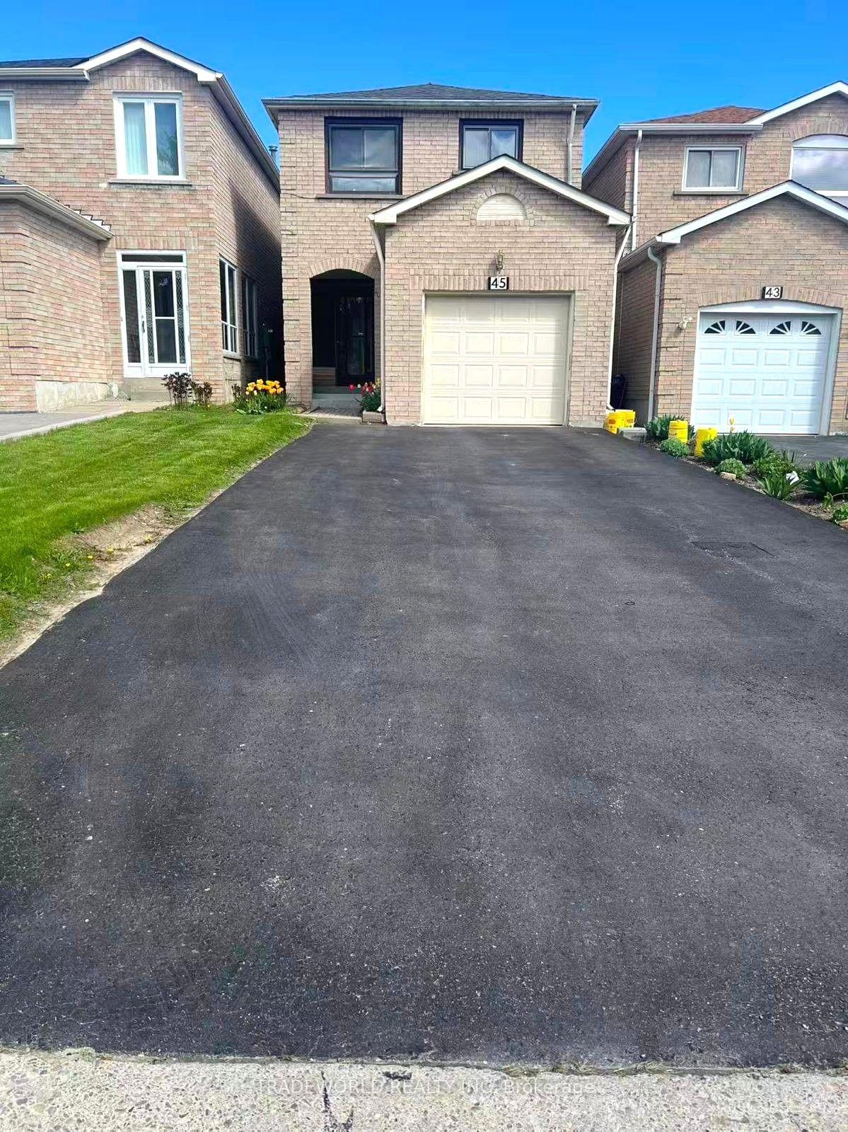 45 Trafford Crescent — photo 1